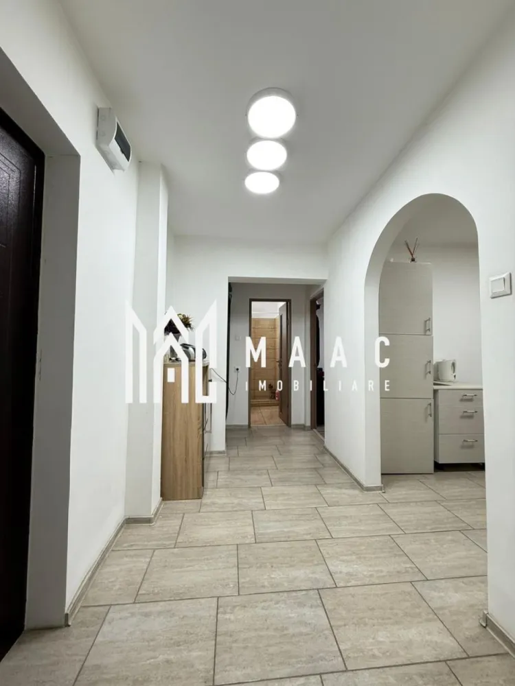 Apartament 2 camere I Decomandat I Parter I Calea Dumbravii - MAAC IMOBILIARE propune spre vanzare un apartament cu doua camere, situat la parterul unui bloc amplasat pe Calea Dumbravii. Locuinta este decomandata si cuprinde: living, bucatarie, dormitor, hol de acces, baie cu dus si geam de aerisire. Incalzirea se face cu centrala termica si calorifere. In spatele blocului sunt spatii amenajate pentru parcare. Apartamentul a fost folosit pentru activitati de birou. Pentru inchiriere ca rezidenta se pot face, la solicitare, completarile necesare la partea de mobilier (pat, etc). Nu sunt acceptate animale de companie. Se inchiriaza pe termen de minim 12 luni, de pe persoana fizica. Se percepe garantie in cuantumul unei chirii lunare. Zona asigura accesul imediat la centre comerciale, bancare, de invatamant, medicale, etc Statii pentru transportul in comun-in proximitate. O locatie confortabila, versatila, insorita! Pentru mai multe detalii precizati telefonic ca ati vazut anuntul cu ID: CP2885712 }}