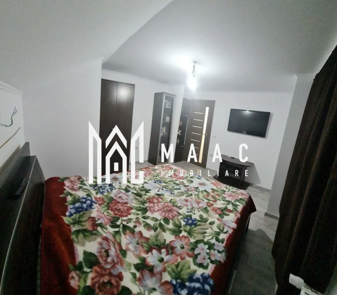 Casa 5 camere I Acces auto I Terezian - Propunem spre vanzare o casa cu 5 camere amplasata intr-o zona linistita, boema, din cartierul Terezian.

Locuinta, renovata de curand (2022) are regim de inaltime P+M si este structurata astfel: 
-parter- living, bucatarie, dormitor, hol acces, baie, casa scarilor. La exterior-terasa si camara.
-mansarda- 3 dormitoare, dressing, baie, hol. Doua din dormitoare au balcoane.

Casa are curtea comuna cu alte doua proprietati si se afla pozitionata in planul secundar, mai in spate, aspect ce-i confera un plus de intimitate.
Aferent casei- atelier si sogasimpron.

Se vinde mobilata/utilata. Are camere de supraveghere si este izolata termic.

In apropiere - centre comerciale, de invatamant, statii de transport in comun, etc

Pentru mai multe detalii precizati telefonic ca ati vazut anuntul cu ID: CP1975454