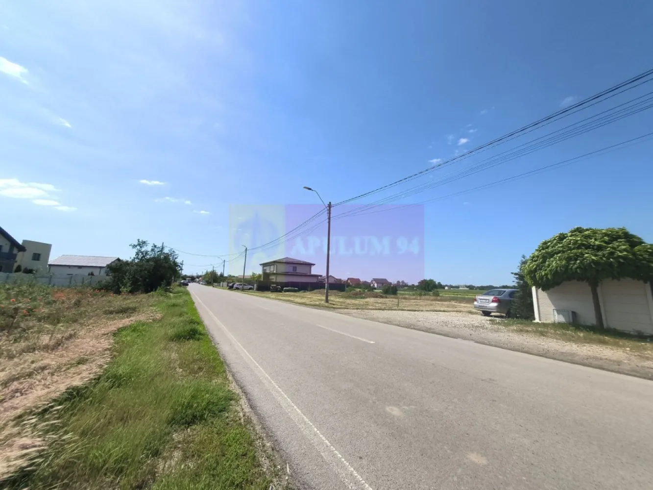 Teren pentru 2-3 case lângă București - Localitatea 1 Decembrie Ilfov - Vă propun spre cumpărare un lot de teren de 1167mp situat la 25ml de strada Gloriei, o arteră care leagă Șoseaua Giurgiului -DN5 de Șoseaua Alexandriei la sud de A0, în apropierea Argeșului. Terenul este compact și beneficiază de proximitatea utilităților, avem în imediata apropiere (25-30 ml) apa, curentul, gazul și canalizarea, terenul fiind situat într-o zonă de case-vile noi. Localitatea 1 Decembrie este un mic oraș în devenire la Sud de București străbătut de Șoseaua Giurgiului, cu acces direct la A0, localitate mărginită la Nord de Sabar și la Sud de Argeș, cu două păduri în proximitate. Este o localitate de oameni gospodari ce beneficiază de școli, grădinițe, centre after-school, centre comerciale, restaurante și multe alte servicii. Terenul propus la vânzare beneficiază de accesul facil la utilități, de vecinătați plăcute, acces facil în București ( prin Șoseaua Giurgiului sau Șoseaua Alexandriei), acces facil în orice punct din zona metropolitană București-Ilfov (prin A0) iar proprietarii sunt persoane fizice și tranzacția nu presupune plata TVA la achiziție. Pentru mai multe detalii și programarea la vizionări nu ezitați să mă contactați, Daniel, Apulum94.