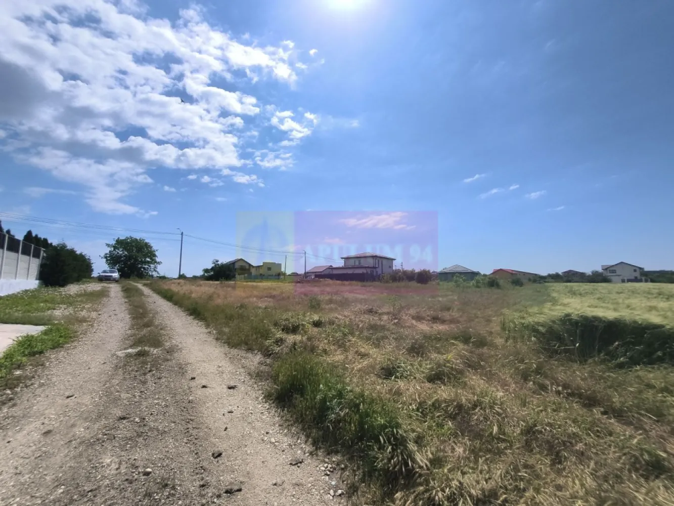 Teren pentru 2-3 case lângă București - Localitatea 1 Decembrie Ilfov - Vă propun spre cumpărare un lot de teren de 1167mp situat la 25ml de strada Gloriei, o arteră care leagă Șoseaua Giurgiului -DN5 de Șoseaua Alexandriei la sud de A0, în apropierea Argeșului. Terenul este compact și beneficiază de proximitatea utilităților, avem în imediata apropiere (25-30 ml) apa, curentul, gazul și canalizarea, terenul fiind situat într-o zonă de case-vile noi. Localitatea 1 Decembrie este un mic oraș în devenire la Sud de București străbătut de Șoseaua Giurgiului, cu acces direct la A0, localitate mărginită la Nord de Sabar și la Sud de Argeș, cu două păduri în proximitate. Este o localitate de oameni gospodari ce beneficiază de școli, grădinițe, centre after-school, centre comerciale, restaurante și multe alte servicii. Terenul propus la vânzare beneficiază de accesul facil la utilități, de vecinătați plăcute, acces facil în București ( prin Șoseaua Giurgiului sau Șoseaua Alexandriei), acces facil în orice punct din zona metropolitană București-Ilfov (prin A0) iar proprietarii sunt persoane fizice și tranzacția nu presupune plata TVA la achiziție. Pentru mai multe detalii și programarea la vizionări nu ezitați să mă contactați, Daniel, Apulum94.