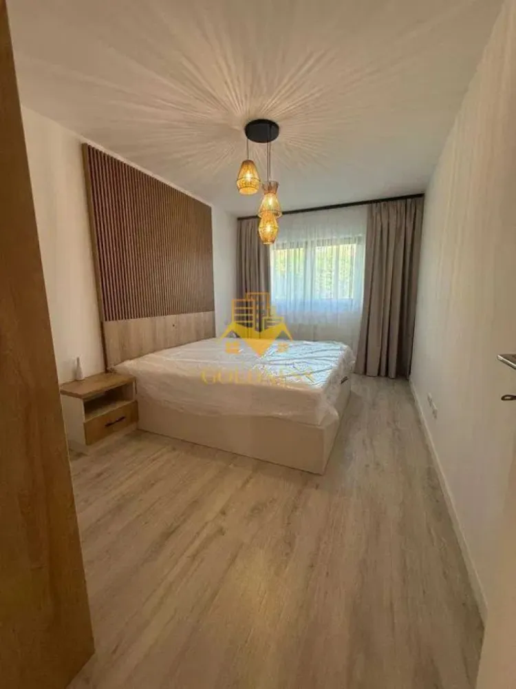 3 Camere Openspace, Modern, Parcare, Prima inchiriere, Lidl, UMF,USAMV - GOLDNESS Imobiliare vă propune spre închiriere un apartament cu 3 camere complet mobilat și utilat, la etajul 3 într-un imobil de 10 etaje, în Cartierul Zorilor .
Parcare subterana inclusa!
Se află în apropierea stațiilor de transport în comun, magazine, restaurante, spații verzi, farmacii, etc. 

Apartamentul este compartimentat astfel:
 - dormitor cu pat matrimonial, dressing, noptiere
 - dormitor destinat pentru birou
 - living cu bucatarie open space complet utilată și mobilată, canapea extensibilă, loc de servit masa, TV
 - baie cu cada calorifer port prosop și dulap pentru depozitare.
 - balcon 7 mp.

Imobilul este dotat cu toate cele necesare- centrală proprie, frigider, aragaz, hotă, mașină de spălat haine, etc. 

Dacă sunteți interesați de acest apartament și doriți să îl vizionați, dar și pentru alte oferte nu ezitați să ne contactați telefonic sau prin e-mail. Vă stăm la dispoziție!
Pentru intermediere se percepe un comision de 50% din prețul chiriei!