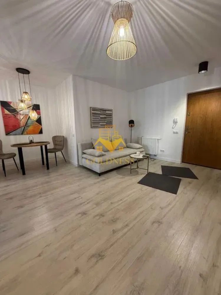 3 Camere Openspace, Modern, Parcare, Prima inchiriere, Lidl, UMF,USAMV - GOLDNESS Imobiliare vă propune spre închiriere un apartament cu 3 camere complet mobilat și utilat, la etajul 3 într-un imobil de 10 etaje, în Cartierul Zorilor .
Parcare subterana inclusa!
Se află în apropierea stațiilor de transport în comun, magazine, restaurante, spații verzi, farmacii, etc. 

Apartamentul este compartimentat astfel:
 - dormitor cu pat matrimonial, dressing, noptiere
 - dormitor destinat pentru birou
 - living cu bucatarie open space complet utilată și mobilată, canapea extensibilă, loc de servit masa, TV
 - baie cu cada calorifer port prosop și dulap pentru depozitare.
 - balcon 7 mp.

Imobilul este dotat cu toate cele necesare- centrală proprie, frigider, aragaz, hotă, mașină de spălat haine, etc. 

Dacă sunteți interesați de acest apartament și doriți să îl vizionați, dar și pentru alte oferte nu ezitați să ne contactați telefonic sau prin e-mail. Vă stăm la dispoziție!
Pentru intermediere se percepe un comision de 50% din prețul chiriei!