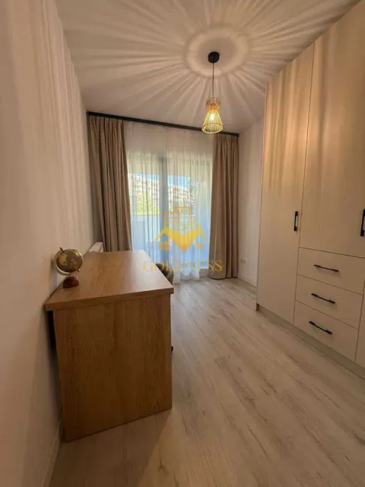 3 Camere Openspace, Modern, Parcare, Prima inchiriere, Lidl, UMF,USAMV - GOLDNESS Imobiliare vă propune spre închiriere un apartament cu 3 camere complet mobilat și utilat, la etajul 3 într-un imobil de 10 etaje, în Cartierul Zorilor .
Parcare subterana inclusa!
Se află în apropierea stațiilor de transport în comun, magazine, restaurante, spații verzi, farmacii, etc. 

Apartamentul este compartimentat astfel:
 - dormitor cu pat matrimonial, dressing, noptiere
 - dormitor destinat pentru birou
 - living cu bucatarie open space complet utilată și mobilată, canapea extensibilă, loc de servit masa, TV
 - baie cu cada calorifer port prosop și dulap pentru depozitare.
 - balcon 7 mp.

Imobilul este dotat cu toate cele necesare- centrală proprie, frigider, aragaz, hotă, mașină de spălat haine, etc. 

Dacă sunteți interesați de acest apartament și doriți să îl vizionați, dar și pentru alte oferte nu ezitați să ne contactați telefonic sau prin e-mail. Vă stăm la dispoziție!
Pentru intermediere se percepe un comision de 50% din prețul chiriei!