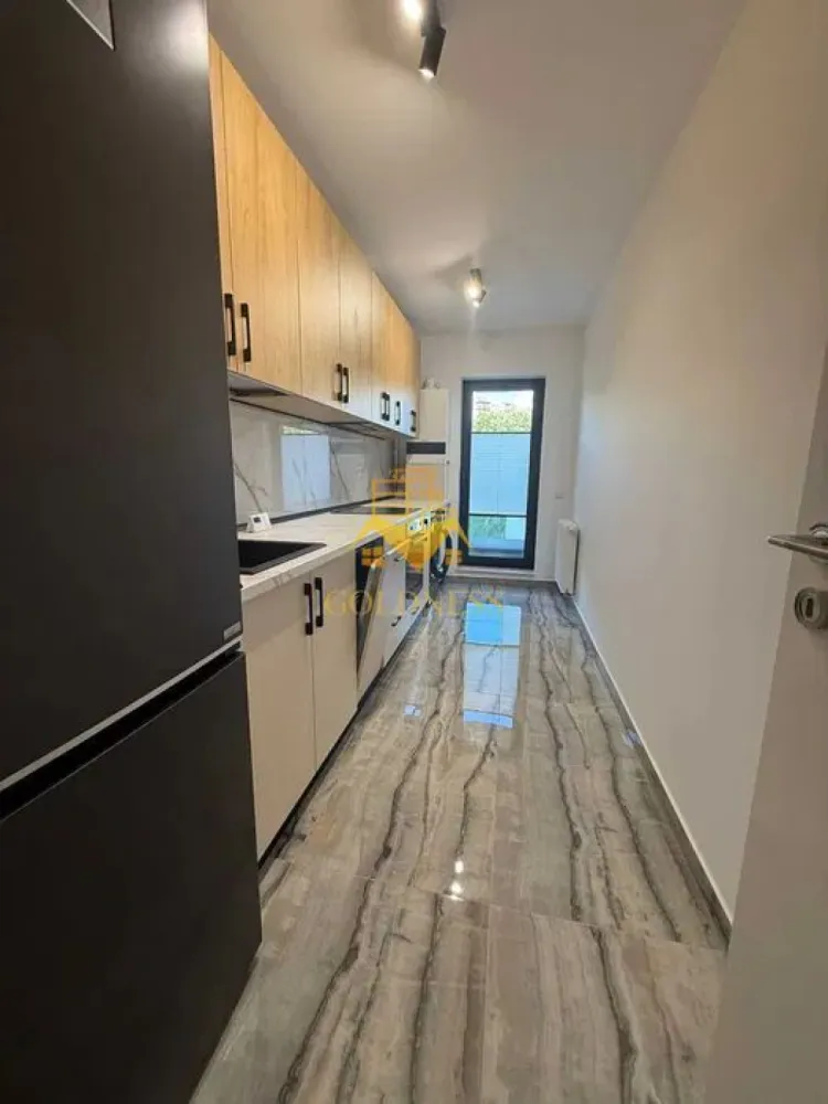 3 Camere Openspace, Modern, Parcare, Prima inchiriere, Lidl, UMF,USAMV - GOLDNESS Imobiliare vă propune spre închiriere un apartament cu 3 camere complet mobilat și utilat, la etajul 3 într-un imobil de 10 etaje, în Cartierul Zorilor .
Parcare subterana inclusa!
Se află în apropierea stațiilor de transport în comun, magazine, restaurante, spații verzi, farmacii, etc. 

Apartamentul este compartimentat astfel:
 - dormitor cu pat matrimonial, dressing, noptiere
 - dormitor destinat pentru birou
 - living cu bucatarie open space complet utilată și mobilată, canapea extensibilă, loc de servit masa, TV
 - baie cu cada calorifer port prosop și dulap pentru depozitare.
 - balcon 7 mp.

Imobilul este dotat cu toate cele necesare- centrală proprie, frigider, aragaz, hotă, mașină de spălat haine, etc. 

Dacă sunteți interesați de acest apartament și doriți să îl vizionați, dar și pentru alte oferte nu ezitați să ne contactați telefonic sau prin e-mail. Vă stăm la dispoziție!
Pentru intermediere se percepe un comision de 50% din prețul chiriei!