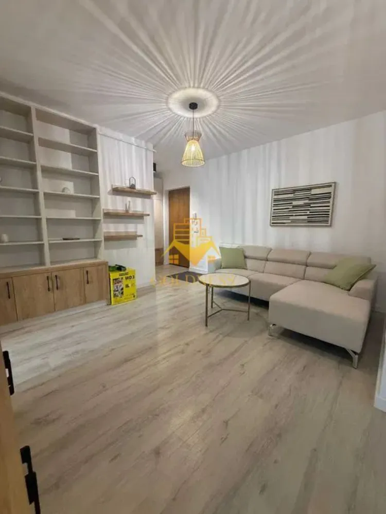 3 Camere Openspace, Modern, Parcare, Prima inchiriere, Lidl, UMF,USAMV - GOLDNESS Imobiliare vă propune spre închiriere un apartament cu 3 camere complet mobilat și utilat, la etajul 3 într-un imobil de 10 etaje, în Cartierul Zorilor .
Parcare subterana inclusa!
Se află în apropierea stațiilor de transport în comun, magazine, restaurante, spații verzi, farmacii, etc. 

Apartamentul este compartimentat astfel:
 - dormitor cu pat matrimonial, dressing, noptiere
 - dormitor destinat pentru birou
 - living cu bucatarie open space complet utilată și mobilată, canapea extensibilă, loc de servit masa, TV
 - baie cu cada calorifer port prosop și dulap pentru depozitare.
 - balcon 15 mp.

Imobilul este dotat cu toate cele necesare- centrală proprie, frigider, aragaz, hotă, mașină de spălat haine, etc. 

Dacă sunteți interesați de acest apartament și doriți să îl vizionați, dar și pentru alte oferte nu ezitați să ne contactați telefonic sau prin e-mail. Vă stăm la dispoziție!
Pentru intermediere se percepe un comision de 50% din prețul chiriei!