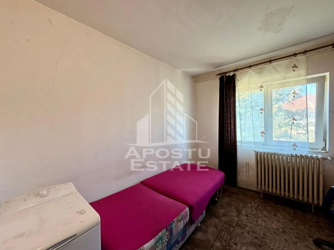 Apartament cu 1 camera de inchiriat, zona Aradului, Timisoara - Agentia imobiliara APOSTU ESTATE va propune spre inchiriere un apartament cu 1 camera, situat in zona Aradului, intr-o zona linistita si bine pozitionata din Timisoara, potrivit pentru cupluri sau persoane singure care isi doresc o locuinta unde sa se simta confortabil si cu acces facil catre scoli, facultati, statii de autobuz si magazine.

Suprafata utila: 18 mp
Compartimentare eficienta:
- Hol de acces
- Bucatarie mobilata
- Baie prevazuta cu cabina de dus si ventilatie artificiala
- Camera cu canapea extensibila

Confort si facilitati:
- Incalzire apartament: ventiloconvectoare
- Pet friendly
- Apartamentul este complet mobilat si utilat de catre proprietar

Localizare: Zona Aradului, in apropiere de magazinul Lidl, Facultatea de Agronomie si mijloace de transport in comun

Ideal pentru:
- Cupluri
- Studenti
- Persoane singure

Pret chirie: 160€
Programeaza o vizionare pentru a-ti putea imagina viitorul aici!
ID intern: CP2689527