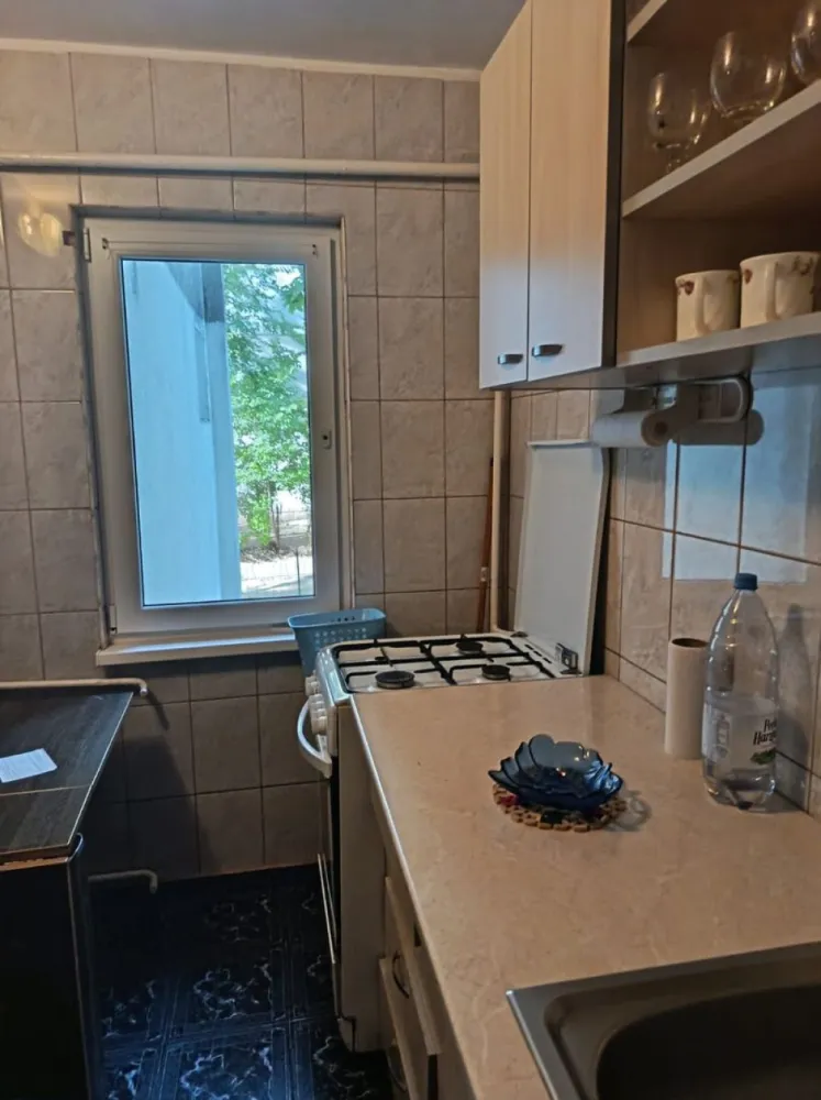 De vanzare apartament cu 2 camere, parter, micro 13 B, 60.000 euro - Se oferă spre vânzare un apartament cu 2 camere, situat în cartierul Micro 13B, la parter, ideal atât pentru locuit, cât și pentru investiție.
Locuința dispune de:
- geamuri termopan;
- geam la baie
- rulouri exterioare tip jaluzea, pentru confort și siguranță;
- beci spațios, de dimensiunea dormitorului, prevăzut cu 2 aerisiri;
- bucătărie mobilată – mobilierul rămâne inclus în preț.
Apartamentul este practic compartimentat, luminos și oferă acces facil către magazine, școli, mijloace de transport și alte puncte de interes.
Preț: 60.000 €. 
Pentru mai multe detalii sau programarea unei vizionări, mă puteți contacta la telefon 0741.030.291 Marilena, Agentia Imobiliara Mag Invest Galati.