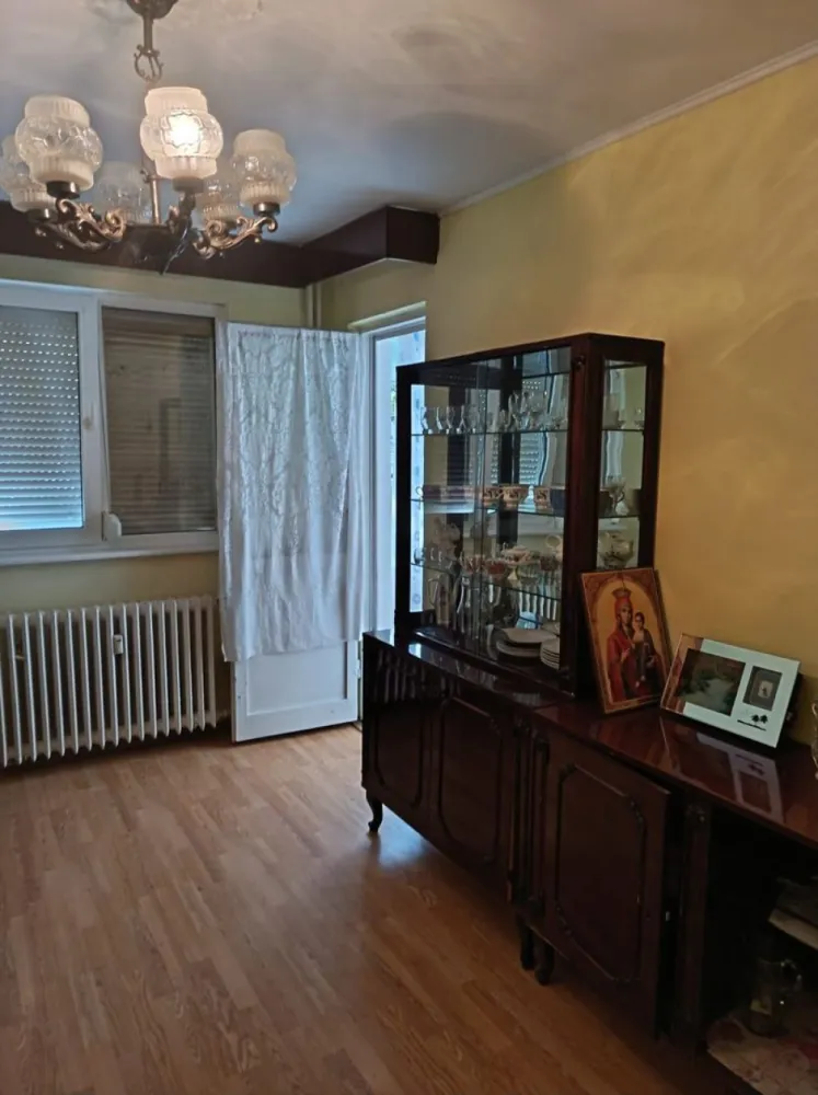 De vanzare apartament cu 2 camere, parter, micro 13 B, 60.000 euro - Se oferă spre vânzare un apartament cu 2 camere, situat în cartierul Micro 13B, la parter, ideal atât pentru locuit, cât și pentru investiție.
Locuința dispune de:
- geamuri termopan;
- geam la baie
- rulouri exterioare tip jaluzea, pentru confort și siguranță;
- beci spațios, de dimensiunea dormitorului, prevăzut cu 2 aerisiri;
- bucătărie mobilată – mobilierul rămâne inclus în preț.
Apartamentul este practic compartimentat, luminos și oferă acces facil către magazine, școli, mijloace de transport și alte puncte de interes.
Preț: 60.000 €. 
Pentru mai multe detalii sau programarea unei vizionări, mă puteți contacta la telefon 0741.030.291 Marilena, Agentia Imobiliara Mag Invest Galati.