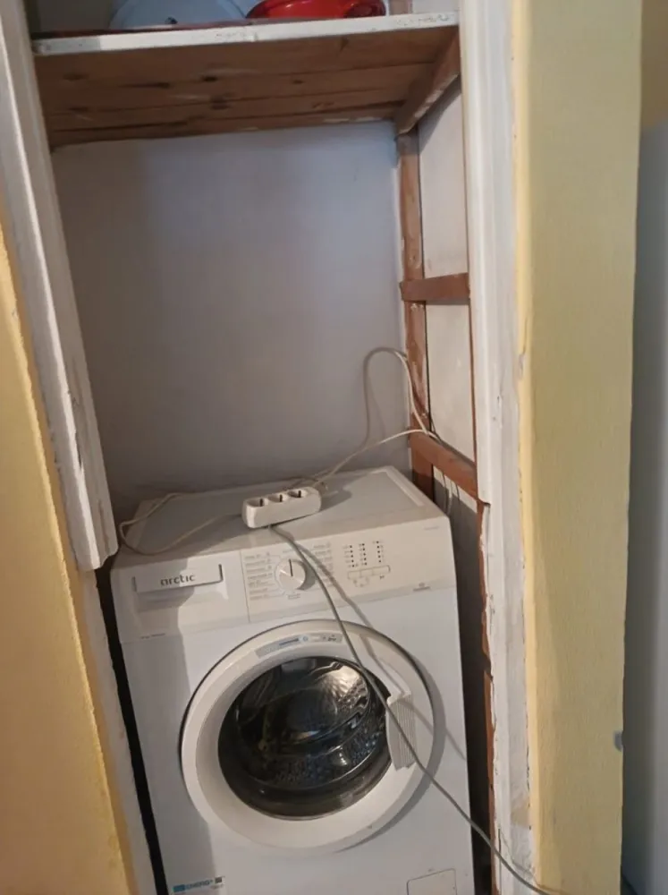 De vanzare apartament cu 2 camere, parter, micro 13 B, 60.000 euro - Se oferă spre vânzare un apartament cu 2 camere, situat în cartierul Micro 13B, la parter, ideal atât pentru locuit, cât și pentru investiție.
Locuința dispune de:
- geamuri termopan;
- geam la baie
- rulouri exterioare tip jaluzea, pentru confort și siguranță;
- beci spațios, de dimensiunea dormitorului, prevăzut cu 2 aerisiri;
- bucătărie mobilată – mobilierul rămâne inclus în preț.
Apartamentul este practic compartimentat, luminos și oferă acces facil către magazine, școli, mijloace de transport și alte puncte de interes.
Preț: 60.000 €. 
Pentru mai multe detalii sau programarea unei vizionări, mă puteți contacta la telefon 0741.030.291 Marilena, Agentia Imobiliara Mag Invest Galati.