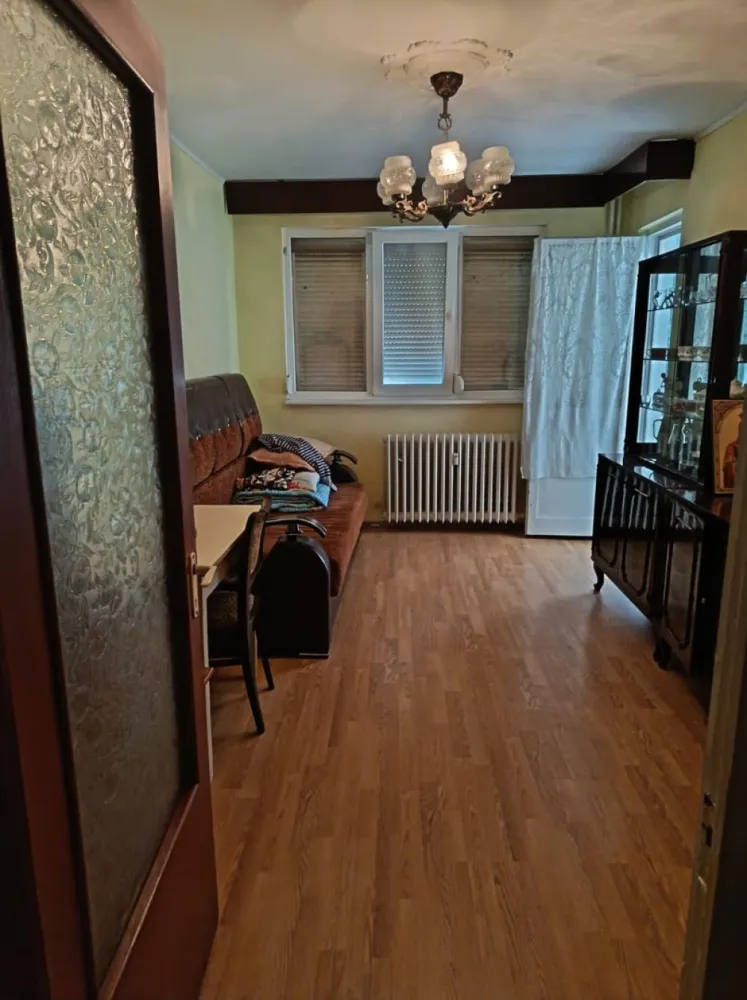 De vanzare apartament cu 2 camere, parter, micro 13 B, 60.000 euro - Se oferă spre vânzare un apartament cu 2 camere, situat în cartierul Micro 13B, la parter, ideal atât pentru locuit, cât și pentru investiție.
Locuința dispune de:
- geamuri termopan;
- geam la baie
- rulouri exterioare tip jaluzea, pentru confort și siguranță;
- beci spațios, de dimensiunea dormitorului, prevăzut cu 2 aerisiri;
- bucătărie mobilată – mobilierul rămâne inclus în preț.
Apartamentul este practic compartimentat, luminos și oferă acces facil către magazine, școli, mijloace de transport și alte puncte de interes.
Preț: 60.000 €. 
Pentru mai multe detalii sau programarea unei vizionări, mă puteți contacta la telefon 0741.030.291 Marilena, Agentia Imobiliara Mag Invest Galati.
