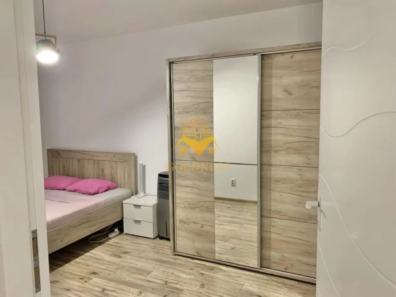 2 Camere, Parcare, 18Gym,Dambul Rotund,Corneliu Coposu,Mega Image,Lidl - GOLDNESS Imobiliare vă propune spre închiriere un apartament cu 2 camere complet mobilat și utilat, la etajul 2 într-un imobil de 4 etaje, în Cartierul Baciu!
Parcare subterana 50E!
Se află în apropierea stațiilor de transport în comun, magazine, restaurante, spații verzi, farmacii, etc. 

Apartamentul este compartimentat astfel:
 - dormitor cu pat matrimonial, dressing, noptiere
 - living cu bucatarie open space complet utilată și mobilată, canapea extensibilă, loc de servit masa 
 - baie cu dus walk-in, calorifer port prosop și dulap pentru depozitare.
 - balcon 5 mp.

Imobilul este dotat cu toate cele necesare- centrală proprie, frigider, aragaz, hotă, mașină de spălat haine, etc. 

Dacă sunteți interesați de acest apartament și doriți să îl vizionați, dar și pentru alte oferte nu ezitați să ne contactați telefonic sau prin e-mail. Vă stăm la dispoziție!
Pentru intermediere se percepe un comision de 50% din prețul chiriei!