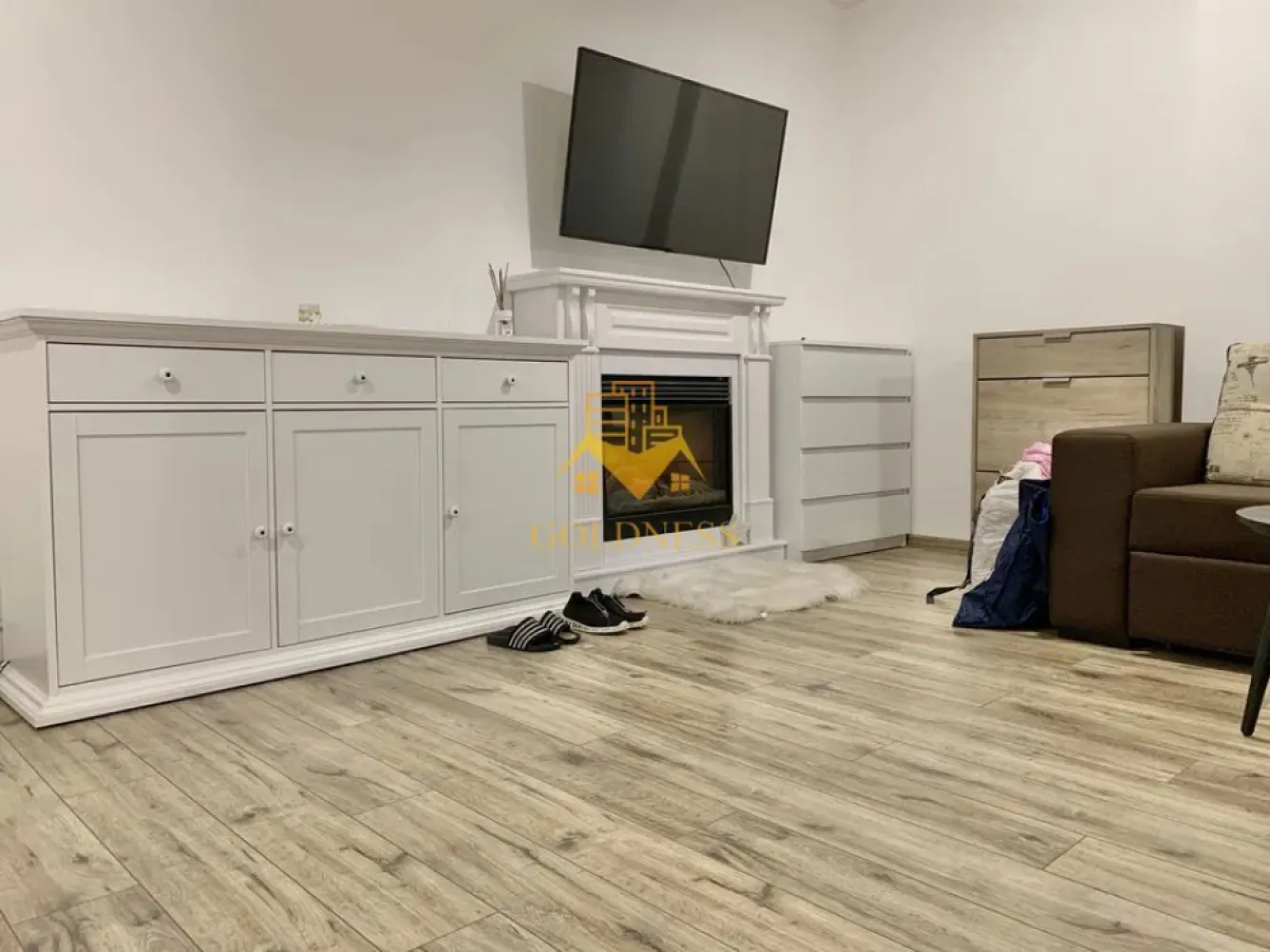 2 Camere, Parcare, 18Gym,Dambul Rotund,Corneliu Coposu,Mega Image,Lidl - GOLDNESS Imobiliare vă propune spre închiriere un apartament cu 2 camere complet mobilat și utilat, la etajul 2 într-un imobil de 4 etaje, în Cartierul Baciu!
Parcare subterana 50E!
Se află în apropierea stațiilor de transport în comun, magazine, restaurante, spații verzi, farmacii, etc. 

Apartamentul este compartimentat astfel:
 - dormitor cu pat matrimonial, dressing, noptiere
 - living cu bucatarie open space complet utilată și mobilată, canapea extensibilă, loc de servit masa 
 - baie cu dus walk-in, calorifer port prosop și dulap pentru depozitare.
 - balcon 5 mp.

Imobilul este dotat cu toate cele necesare- centrală proprie, frigider, aragaz, hotă, mașină de spălat haine, etc. 

Dacă sunteți interesați de acest apartament și doriți să îl vizionați, dar și pentru alte oferte nu ezitați să ne contactați telefonic sau prin e-mail. Vă stăm la dispoziție!
Pentru intermediere se percepe un comision de 50% din prețul chiriei!