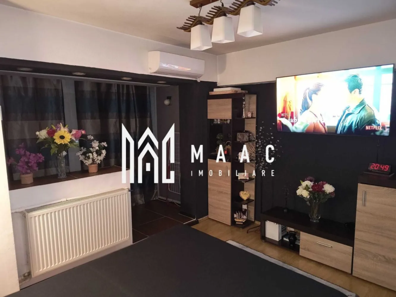 Apartament 2 camere | Ostroveni | 2 camere | 54 mp | Etaj 2 | - MAAC Imobiliare vă propune spre vânzare un apartament decomandat cu 2 camere, situat în cartierul Ostroveni din Râmnicu Vâlcea, într-o zonă excelentă, chiar lângă piață, vizavi de zona comercială Hermes și peste drum de stația ETA. Proprietatea este amplasată la etajul 2 și reprezintă alegerea ideală pentru o familie, un cuplu sau pentru investiție, datorită poziționării foarte bune și a dotărilor complete.
Apartamentul se vinde complet mobilat și utilat, exact ca în fotografii, fiind pregătit pentru mutare imediată.
Caracteristici:
Apartament cu 2 camere decomandate
Etaj 2
Situat în Ostroveni
Zonă excelentă și foarte bine conectată
Complet mobilat și utilat
Ideal pentru locuit sau investiție
Compartimentare practică și eficientă
Compartimentare:
Living / dormitor spațios
Dormitor matrimonial
Bucătărie generoasă
Baie
Hol
Dressing
Cămară
Dotări:
Aer condiționat
Mobilier modern inclus
Bucătărie complet utilată
Mașină de spălat încorporată
Aragaz și hotă
Masă cu 6 scaune
Corpuri moderne de iluminat
Pat matrimonial cu saltea
Noptiere și mobilier complet
Spoturi decorative și iluminare LED RGB
Dressing cu ușă culisantă din termopan
Mobilier complet de baie
Ventilator baie cu jaluzele
Avantaje:
Poziționare excelentă:
Lângă piață
Vizavi de magazinele Hermes
Peste drum de stația ETA și taxi
Aproape de:
Cinema Flacăra
Școli și grădinițe
Farmacie non-stop
Penny, Profi, Kaufland și alte magazine
Etaj intermediar
Mutare imediată fără investiții suplimentare
Ideal pentru familie sau închiriere
Apartamentul oferă confort, funcționalitate și acces rapid către toate facilitățile importante ale orașului, într-una dintre cele mai căutate zone din Ostroveni.
Pentru mai multe informații și programarea unei vizionări:
Echipa MAAC Imobiliare vă stă la dispoziție.ID 3118255
