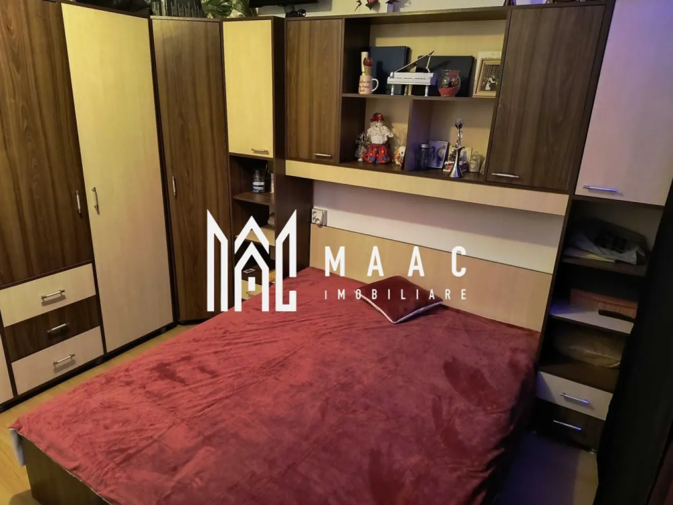 Apartament 2 camere | Ostroveni | 2 camere | 54 mp | Etaj 2 | - MAAC Imobiliare vă propune spre vânzare un apartament decomandat cu 2 camere, situat în cartierul Ostroveni din Râmnicu Vâlcea, într-o zonă excelentă, chiar lângă piață, vizavi de zona comercială Hermes și peste drum de stația ETA. Proprietatea este amplasată la etajul 2 și reprezintă alegerea ideală pentru o familie, un cuplu sau pentru investiție, datorită poziționării foarte bune și a dotărilor complete.
Apartamentul se vinde complet mobilat și utilat, exact ca în fotografii, fiind pregătit pentru mutare imediată.
Caracteristici:
Apartament cu 2 camere decomandate
Etaj 2
Situat în Ostroveni
Zonă excelentă și foarte bine conectată
Complet mobilat și utilat
Ideal pentru locuit sau investiție
Compartimentare practică și eficientă
Compartimentare:
Living / dormitor spațios
Dormitor matrimonial
Bucătărie generoasă
Baie
Hol
Dressing
Cămară
Dotări:
Aer condiționat
Mobilier modern inclus
Bucătărie complet utilată
Mașină de spălat încorporată
Aragaz și hotă
Masă cu 6 scaune
Corpuri moderne de iluminat
Pat matrimonial cu saltea
Noptiere și mobilier complet
Spoturi decorative și iluminare LED RGB
Dressing cu ușă culisantă din termopan
Mobilier complet de baie
Ventilator baie cu jaluzele
Avantaje:
Poziționare excelentă:
Lângă piață
Vizavi de magazinele Hermes
Peste drum de stația ETA și taxi
Aproape de:
Cinema Flacăra
Școli și grădinițe
Farmacie non-stop
Penny, Profi, Kaufland și alte magazine
Etaj intermediar
Mutare imediată fără investiții suplimentare
Ideal pentru familie sau închiriere
Apartamentul oferă confort, funcționalitate și acces rapid către toate facilitățile importante ale orașului, într-una dintre cele mai căutate zone din Ostroveni.
Pentru mai multe informații și programarea unei vizionări:
Echipa MAAC Imobiliare vă stă la dispoziție.ID 3118255