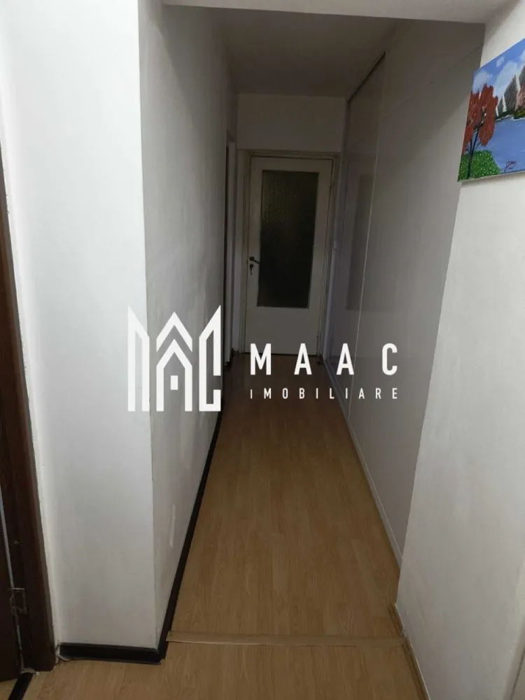 Apartament 2 camere | Ostroveni | 2 camere | 54 mp | Etaj 2 | - MAAC Imobiliare vă propune spre vânzare un apartament decomandat cu 2 camere, situat în cartierul Ostroveni din Râmnicu Vâlcea, într-o zonă excelentă, chiar lângă piață, vizavi de zona comercială Hermes și peste drum de stația ETA. Proprietatea este amplasată la etajul 2 și reprezintă alegerea ideală pentru o familie, un cuplu sau pentru investiție, datorită poziționării foarte bune și a dotărilor complete.
Apartamentul se vinde complet mobilat și utilat, exact ca în fotografii, fiind pregătit pentru mutare imediată.
Caracteristici:
Apartament cu 2 camere decomandate
Etaj 2
Situat în Ostroveni
Zonă excelentă și foarte bine conectată
Complet mobilat și utilat
Ideal pentru locuit sau investiție
Compartimentare practică și eficientă
Compartimentare:
Living / dormitor spațios
Dormitor matrimonial
Bucătărie generoasă
Baie
Hol
Dressing
Cămară
Dotări:
Aer condiționat
Mobilier modern inclus
Bucătărie complet utilată
Mașină de spălat încorporată
Aragaz și hotă
Masă cu 6 scaune
Corpuri moderne de iluminat
Pat matrimonial cu saltea
Noptiere și mobilier complet
Spoturi decorative și iluminare LED RGB
Dressing cu ușă culisantă din termopan
Mobilier complet de baie
Ventilator baie cu jaluzele
Avantaje:
Poziționare excelentă:
Lângă piață
Vizavi de magazinele Hermes
Peste drum de stația ETA și taxi
Aproape de:
Cinema Flacăra
Școli și grădinițe
Farmacie non-stop
Penny, Profi, Kaufland și alte magazine
Etaj intermediar
Mutare imediată fără investiții suplimentare
Ideal pentru familie sau închiriere
Apartamentul oferă confort, funcționalitate și acces rapid către toate facilitățile importante ale orașului, într-una dintre cele mai căutate zone din Ostroveni.
Pentru mai multe informații și programarea unei vizionări:
Echipa MAAC Imobiliare vă stă la dispoziție.ID 3118255