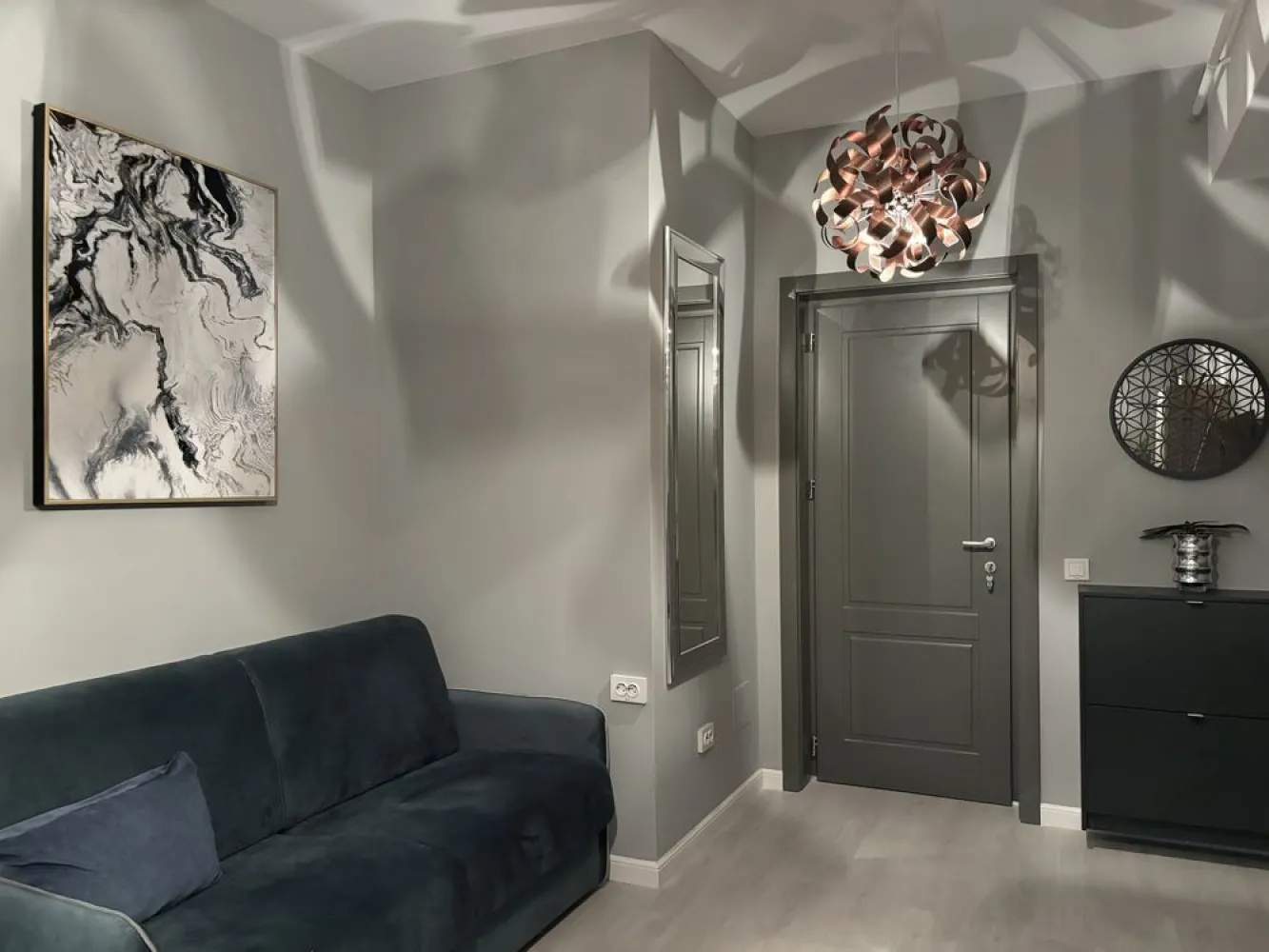 Apartament Nou cu 3 Camere - Lazar Residence - Palas Mall. - Apartament cu 3 camere, nou, nelocuit, situat în complexul Lazar Residence.

Locație Ultra-Centrală cu vedere deosebita spre Palat si Palas Mall.
La doar 5 minute de mers pe jos de Palas Mall și în imediata vecinătate a Facultății de Automatică și Calculatoare.

Totul este nou, neutilizat: 
Complet Mobilat și Utilat: mobilier, saltele si accesorii Rovere, perdele si lustre Mobexpert. Apartamentul include 3 televizoare Samsung generație noua cu diagonală mare, mașină de spălat, combină frigorifică, cuptor, plită cu inducție, hotă, aer condiționat și centrală termică.

Se vinde împreună cu un loc de parcare subteran, bariera, acces lift, disponibil la un cost suplimentar de 13.000€ față de prețul afișat.

Pretul total este negociabil.

Un apartament de excepție, gata să devină acasă pentru cineva care apreciază confortul și stilul.
