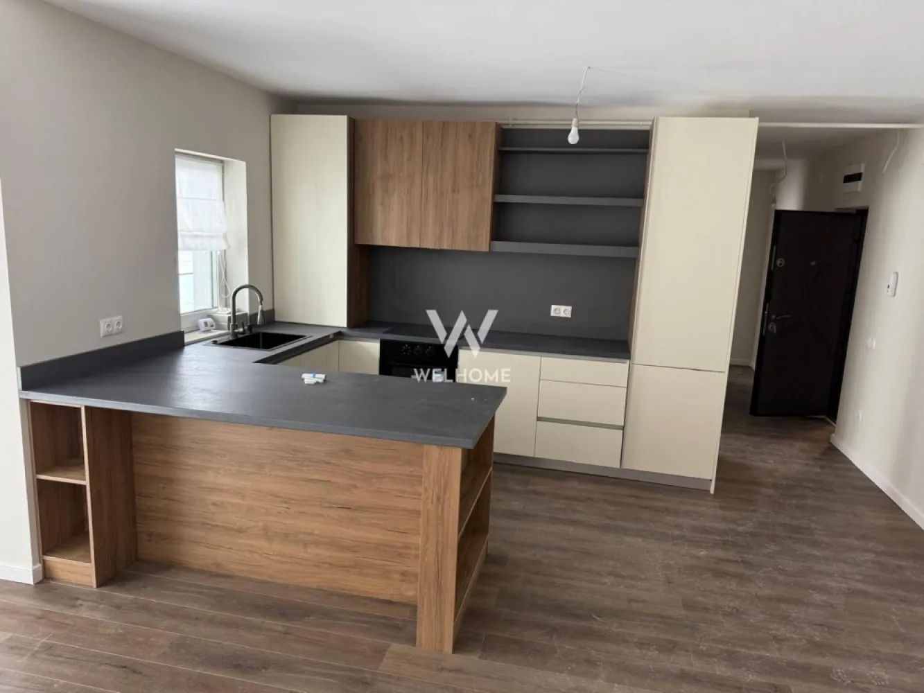 Apartament cu 3 camere LA CHEIE - Vă propunem spre vânzare un apartament cu 3 camere, modern și luminos, cu o suprafață utilă de 62 mp, completat de un balcon generos de 6,5 mp. Apartamentul se predă la cheie și beneficiază de: -mobilă de bucătărie realizată la comandă, -electrocasnice incluse, -perdele și draperii la comandă, -obiecte sanitare montate, -finisaje moderne și atent alese. Compartimentarea este practică, cu spații aerisite și lumină naturală din plin, fiind ideal atât pentru o familie, cât și pentru investiție. În preț este inclus și un loc de parcare. INFO TEL: 0740154900 }}