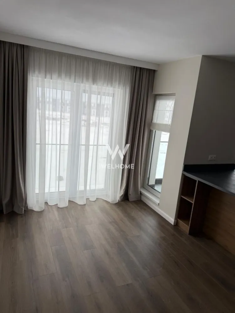 Apartament cu 3 camere LA CHEIE - Vă propunem spre vânzare un apartament cu 3 camere, modern și luminos, cu o suprafață utilă de 62 mp, completat de un balcon generos de 6,5 mp. Apartamentul se predă la cheie și beneficiază de: -mobilă de bucătărie realizată la comandă, -electrocasnice incluse, -perdele și draperii la comandă, -obiecte sanitare montate, -finisaje moderne și atent alese. Compartimentarea este practică, cu spații aerisite și lumină naturală din plin, fiind ideal atât pentru o familie, cât și pentru investiție. În preț este inclus și un loc de parcare. INFO TEL: 0740154900 }}