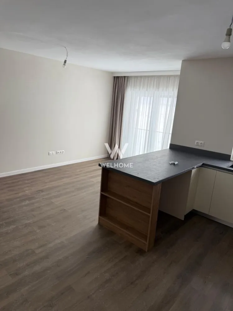 Apartament cu 3 camere LA CHEIE - Vă propunem spre vânzare un apartament cu 3 camere, modern și luminos, cu o suprafață utilă de 62 mp, completat de un balcon generos de 6,5 mp. Apartamentul se predă la cheie și beneficiază de: -mobilă de bucătărie realizată la comandă, -electrocasnice incluse, -perdele și draperii la comandă, -obiecte sanitare montate, -finisaje moderne și atent alese. Compartimentarea este practică, cu spații aerisite și lumină naturală din plin, fiind ideal atât pentru o familie, cât și pentru investiție. În preț este inclus și un loc de parcare. INFO TEL: 0740154900 }}