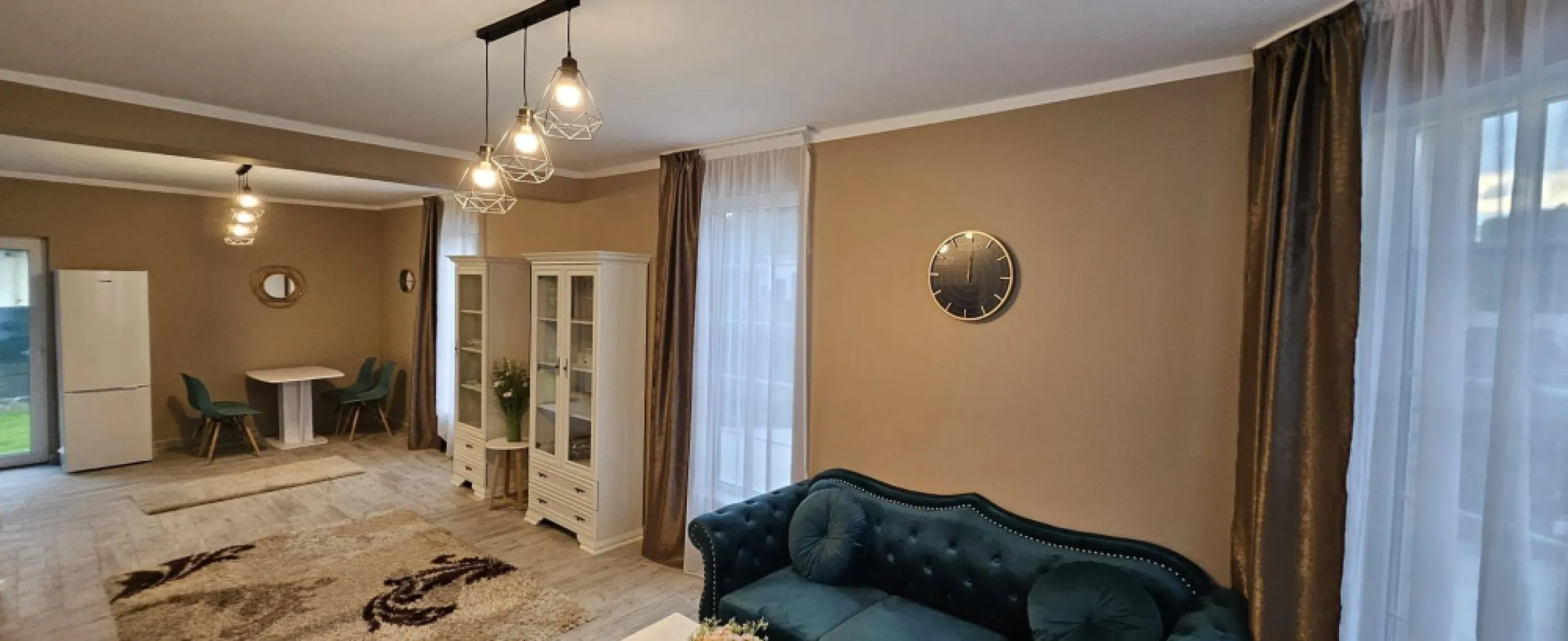 Oferta in exclusivitate prin Mag Invest! - Descoperiți oportunitatea de închiriere a unei case moderne, situată într-o zonă liniștită între Bariera Traian și Lacul Brateș.
Această casă se afla la prima inchiriere, construcție finalizată în 2026, oferă confort și stil pentru familiile care caută un cămin de calitate.
Caracteristici principale:
Preț chirie: 800 euro/lună
Suprafață generoasă de 130 mp, dispusă pe două niveluri: parter și mansardă
Construcție din BCA de înaltă calitate, cu armături din beton armat
Acoperiș din tablă Lindab, pentru durabilitate și eficiență energetică
Încălzire în pardoseală pentru un confort termic optim
Ferestre din termopan cu barieră termică, asigurând izolare și reducerea costurilor de încălzire
Zona liniștită, perfectă pentru relaxare și locuire pe termen lung
La parter, veți găsi un living luminos și primitor, open space, ideal pentru momentele de relaxare alături de familie și prieteni, precum și un grup sanitar modern, o cameră tehnică și un dormitor matrimonial spațios. Mansarda include un dormitor cu dressing, balcon, un dormitor mai mic, perfect pentru copii sau birou, și un grup sanitar suplimentar.
Această casă este gata pentru a deveni căminul dumneavoastră, fiind personalizabilă în funcție de preferințe, pentru a reflecta stilul și nevoile fiecărui chiriaș.
Nu ratați șansa de a locui într-o locuință nouă, într-o zonă liniștită și confortabilă! Pentru mai multe informații sau pentru a programa o vizionare, sunati la numarul de telefon 0746.252.252 Liliana ene.