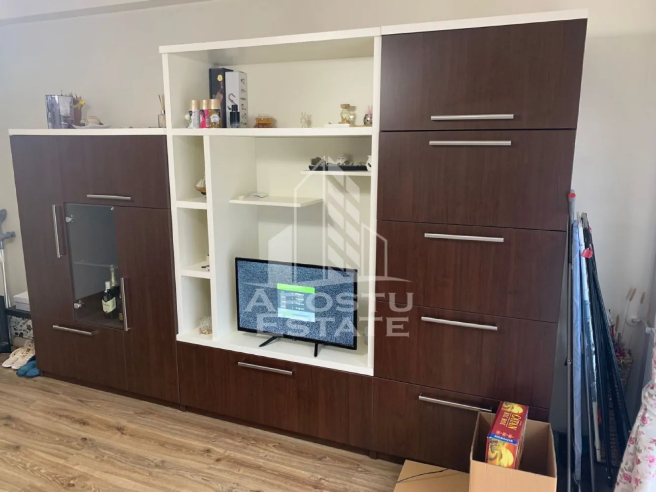 Apartament cu 2 camere, bucatarie inchisa, etaj 1, zona centrala Giroc - Agentia imobiliara APOSTU ESTATE va ofera spre vanzare un apartament cu 2 camere, semidecomandat, situat la etajul 1, pe strada principala din Giroc.
Beneficiaza de o suprafata de 56 mp utili + balcon de 6 mp.
Confortul termic se realizeaza cu ajutorul centralei proprii pe gaz cu incalzire pe calorifere, dar si a climei pe timp de vara.
Dispune de 1 loc de parcare.
Se vinde complet utilat si mobilat.
Bucataria este inchisa si complet utilata si mobilata.

Compartimentare:
- hol acces
- bucatarie inchisa
- living cu iesire pe balcon
- hol de compartimentare
- baie cu cada
- dormitor
- debara

Pretul este 119.000 euro negociabil
Va asteptam cu drag la o vizionare si poti deveni chiar tu noul proprietar al acestui imobil.
CP 3120844