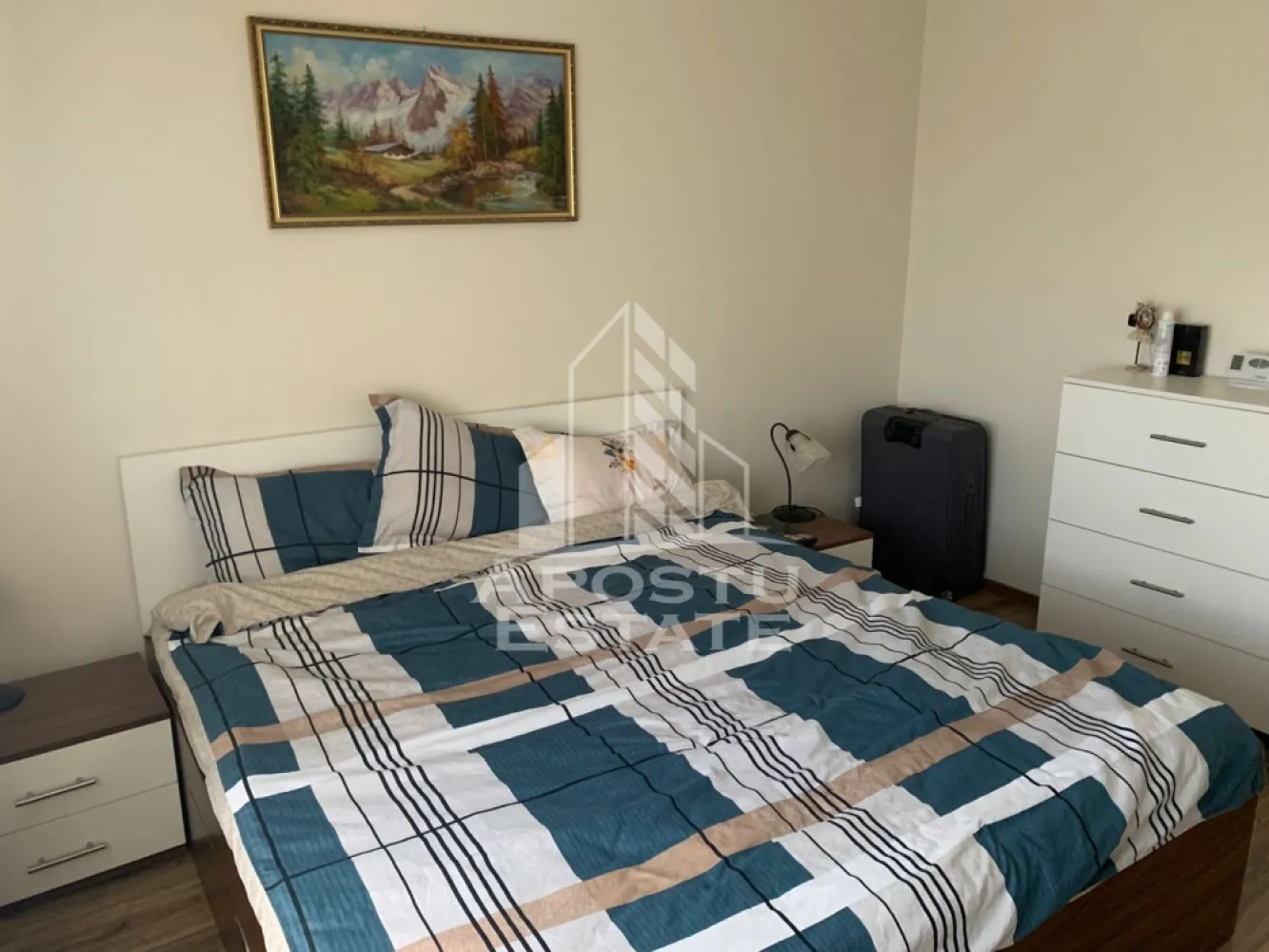 Apartament cu 2 camere, bucatarie inchisa, etaj 1, zona centrala Giroc - Agentia imobiliara APOSTU ESTATE va ofera spre vanzare un apartament cu 2 camere, semidecomandat, situat la etajul 1, pe strada principala din Giroc.
Beneficiaza de o suprafata de 56 mp utili + balcon de 6 mp.
Confortul termic se realizeaza cu ajutorul centralei proprii pe gaz cu incalzire pe calorifere, dar si a climei pe timp de vara.
Dispune de 1 loc de parcare.
Se vinde complet utilat si mobilat.
Bucataria este inchisa si complet utilata si mobilata.

Compartimentare:
- hol acces
- bucatarie inchisa
- living cu iesire pe balcon
- hol de compartimentare
- baie cu cada
- dormitor
- debara

Pretul este 119.000 euro negociabil
Va asteptam cu drag la o vizionare si poti deveni chiar tu noul proprietar al acestui imobil.
CP 3120844
