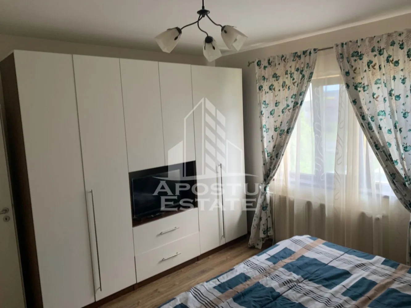 Apartament cu 2 camere, bucatarie inchisa, etaj 1, zona centrala Giroc - Agentia imobiliara APOSTU ESTATE va ofera spre vanzare un apartament cu 2 camere, semidecomandat, situat la etajul 1, pe strada principala din Giroc.
Beneficiaza de o suprafata de 56 mp utili + balcon de 6 mp.
Confortul termic se realizeaza cu ajutorul centralei proprii pe gaz cu incalzire pe calorifere, dar si a climei pe timp de vara.
Dispune de 1 loc de parcare.
Se vinde complet utilat si mobilat.
Bucataria este inchisa si complet utilata si mobilata.

Compartimentare:
- hol acces
- bucatarie inchisa
- living cu iesire pe balcon
- hol de compartimentare
- baie cu cada
- dormitor
- debara

Pretul este 119.000 euro negociabil
Va asteptam cu drag la o vizionare si poti deveni chiar tu noul proprietar al acestui imobil.
CP 3120844