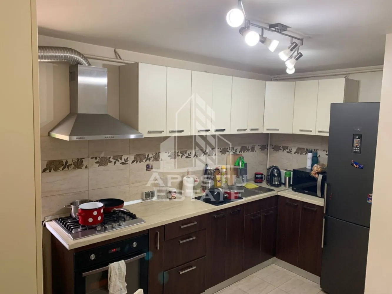 Apartament cu 2 camere, bucatarie inchisa, etaj 1, zona centrala Giroc