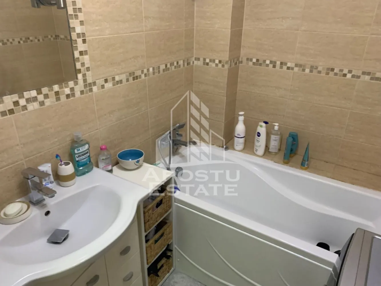 Apartament cu 2 camere, bucatarie inchisa, etaj 1, zona centrala Giroc