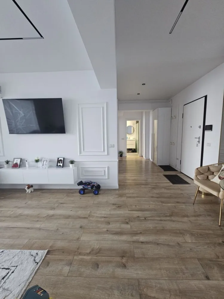 Apartament 2 camere, Flamingo Gării - Vă propunem spre vânzare un apartament premium cu 2 camere, situat într-o zonă accesibilă, în cadrul complexului rezidențial modern Flamingo Gării. Proprietatea impresionează prin finisaje de înaltă calitate, spațiu generos și dotări de top.

Detalii Tehnice și Compartimentare
Construcție nouă: Bloc finalizat recent, în anul 2025.
- Suprafață construită de 86 mp 
- Suprafață utilă de 71 mp
- Situat la etajul 4 al unui imobil cu 5 etaje (prevăzut cu lift modern).

Finisaje și Dotări Premium
Mobilier la comandă: Amenajat integral cu mobilier de calitate superioară, realizat la comandă de la Negro.
Mobilat și utilat LUX: Pregătit pentru mutare imediată, cu electrocasnice și piese de mobilier premium.
Confort termic: Sistem modern de încălzire în pardoseală, ideal pentru eficiență energetică și un plus de confort.

Facilități Complex și Siguranță
Siguranță maximă: Imobilul este supravegheat video 24/7.
Accesibilitate: Bloc dotat cu lift