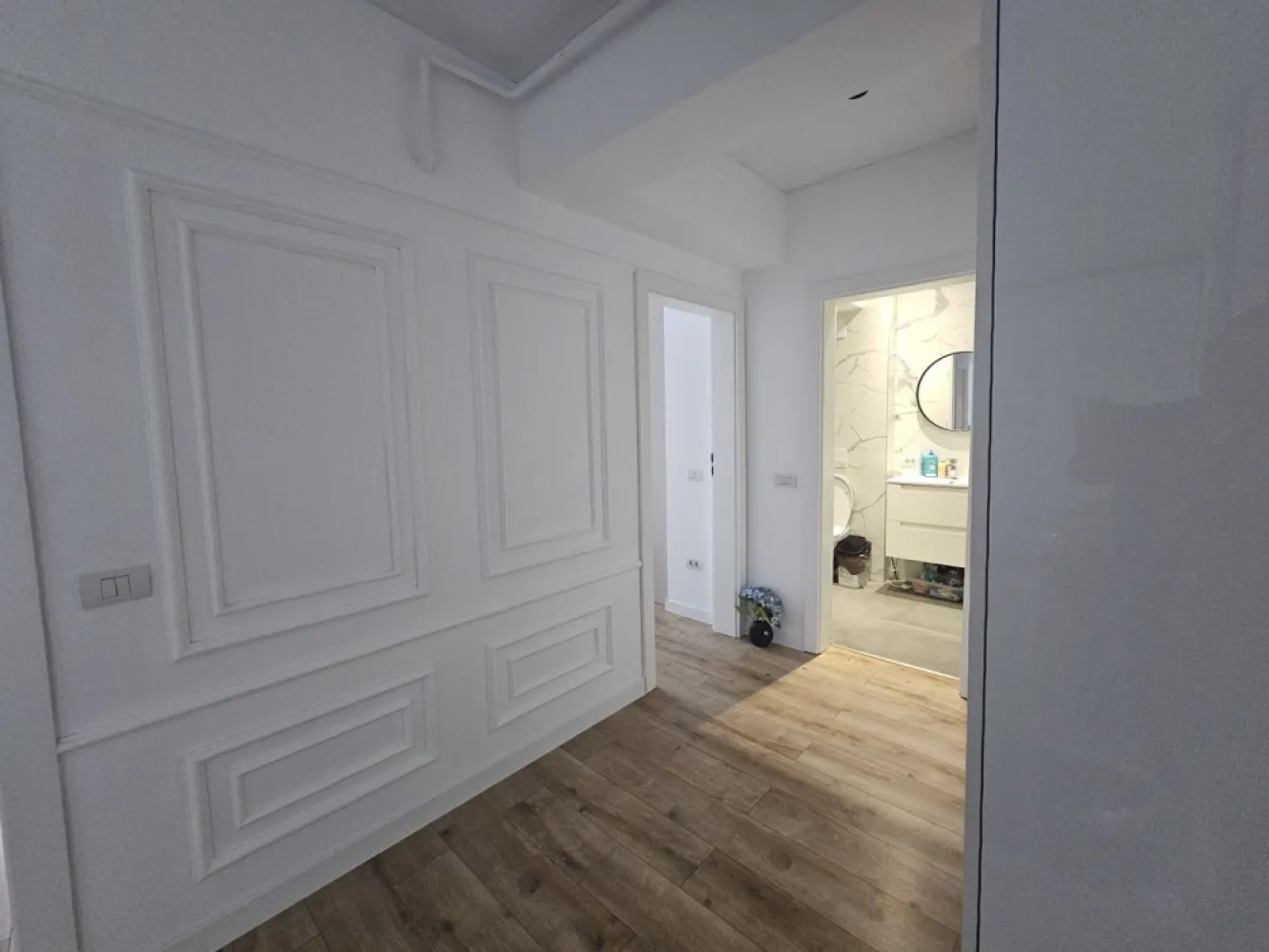Apartament 2 camere, Flamingo Gării - Vă propunem spre vânzare un apartament premium cu 2 camere, situat într-o zonă accesibilă, în cadrul complexului rezidențial modern Flamingo Gării. Proprietatea impresionează prin finisaje de înaltă calitate, spațiu generos și dotări de top.

Detalii Tehnice și Compartimentare
Construcție nouă: Bloc finalizat recent, în anul 2025.
- Suprafață construită de 86 mp 
- Suprafață utilă de 71 mp
- Situat la etajul 4 al unui imobil cu 5 etaje (prevăzut cu lift modern).

Finisaje și Dotări Premium
Mobilier la comandă: Amenajat integral cu mobilier de calitate superioară, realizat la comandă de la Negro.
Mobilat și utilat LUX: Pregătit pentru mutare imediată, cu electrocasnice și piese de mobilier premium.
Confort termic: Sistem modern de încălzire în pardoseală, ideal pentru eficiență energetică și un plus de confort.

Facilități Complex și Siguranță
Siguranță maximă: Imobilul este supravegheat video 24/7.
Accesibilitate: Bloc dotat cu lift