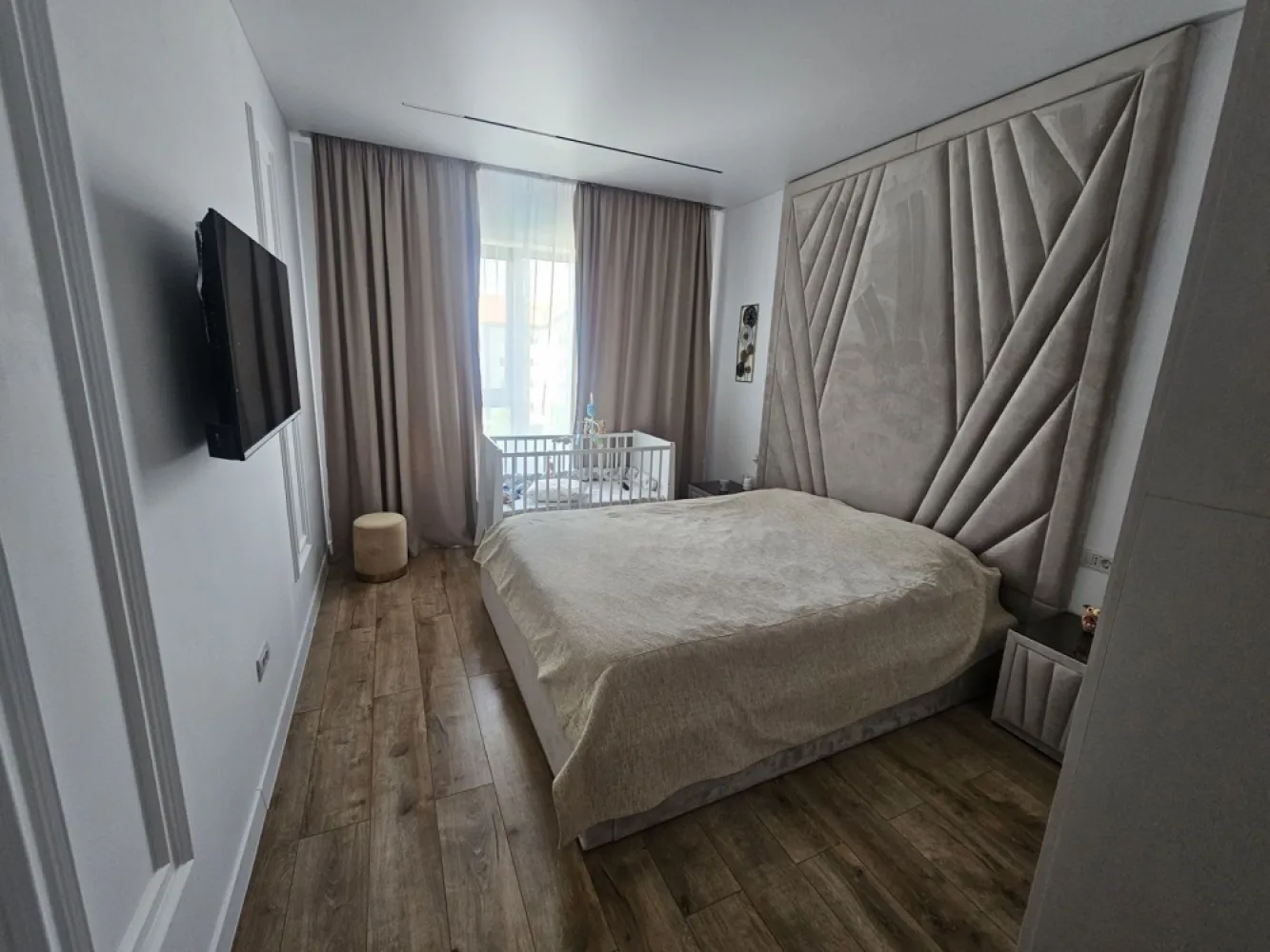 Apartament 2 camere, Flamingo Gării - Vă propunem spre vânzare un apartament premium cu 2 camere, situat într-o zonă accesibilă, în cadrul complexului rezidențial modern Flamingo Gării. Proprietatea impresionează prin finisaje de înaltă calitate, spațiu generos și dotări de top.

Detalii Tehnice și Compartimentare
Construcție nouă: Bloc finalizat recent, în anul 2025.
- Suprafață construită de 86 mp 
- Suprafață utilă de 71 mp
- Situat la etajul 4 al unui imobil cu 5 etaje (prevăzut cu lift modern).

Finisaje și Dotări Premium
Mobilier la comandă: Amenajat integral cu mobilier de calitate superioară, realizat la comandă de la Negro.
Mobilat și utilat LUX: Pregătit pentru mutare imediată, cu electrocasnice și piese de mobilier premium.
Confort termic: Sistem modern de încălzire în pardoseală, ideal pentru eficiență energetică și un plus de confort.

Facilități Complex și Siguranță
Siguranță maximă: Imobilul este supravegheat video 24/7.
Accesibilitate: Bloc dotat cu lift