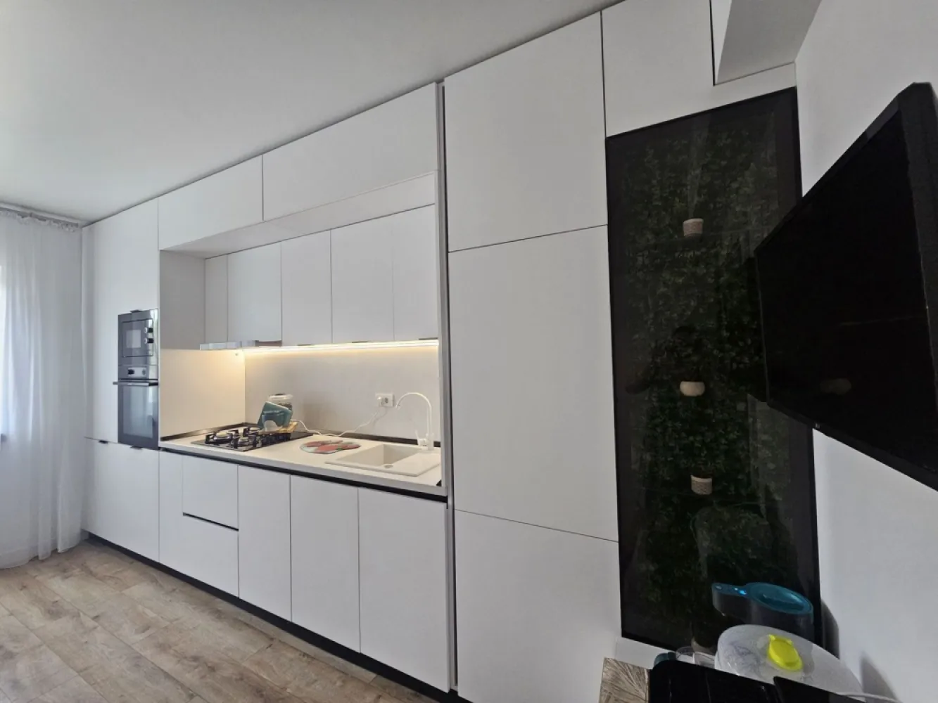 Apartament 2 camere, Flamingo Gării - Vă propunem spre vânzare un apartament premium cu 2 camere, situat într-o zonă accesibilă, în cadrul complexului rezidențial modern Flamingo Gării. Proprietatea impresionează prin finisaje de înaltă calitate, spațiu generos și dotări de top.

Detalii Tehnice și Compartimentare
Construcție nouă: Bloc finalizat recent, în anul 2025.
- Suprafață construită de 86 mp 
- Suprafață utilă de 71 mp
- Situat la etajul 4 al unui imobil cu 5 etaje (prevăzut cu lift modern).

Finisaje și Dotări Premium
Mobilier la comandă: Amenajat integral cu mobilier de calitate superioară, realizat la comandă de la Negro.
Mobilat și utilat LUX: Pregătit pentru mutare imediată, cu electrocasnice și piese de mobilier premium.
Confort termic: Sistem modern de încălzire în pardoseală, ideal pentru eficiență energetică și un plus de confort.

Facilități Complex și Siguranță
Siguranță maximă: Imobilul este supravegheat video 24/7.
Accesibilitate: Bloc dotat cu lift