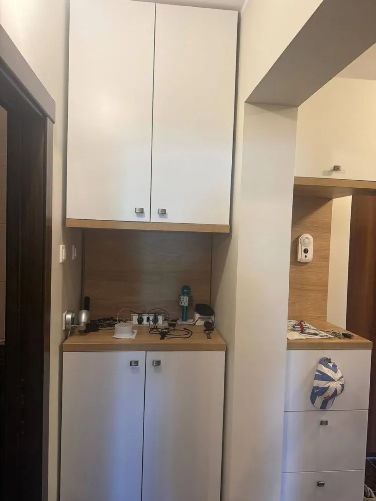 De vanzare apartament 2 camere Complex Vega, 120.000 euro - Vă prezentăm spre vanzare un apartament elegant cu 2 camere, situat în renumitul Complex Vega, pe strada Tecuci, la etajul 1 al unui imobil construit în anul 2009.
Cu o suprafață generoasă de 72 mp, locuința impresionează prin designul modern, finisajele de calitate și atmosfera caldă și primitoare. Apartamentul este complet mobilat și amenajat cu bun gust, fiind pregătit pentru mutare imediată, fără investiții suplimentare.
Compartimentarea este practică și luminoasă, oferind:
- living spațios și elegant;
- dormitor confortabil;
- bucătărie complet mobilată și utilată;
- baie modernă;
- spații bine organizate pentru depozitare.
Situat într-o zonă apreciată, apartamentul beneficiază de acces rapid către punctele de interes ale orașului, magazine, restaurante și mijloace de transport.
Ideal atât pentru locuință personală, cât și pentru investiție premium.
Preț: 116.000 €
Pentru detalii suplimentare și programarea unei vizionări, vă stăm cu drag la dispoziție, 0746.252.252 Liliana, Agentia Mag Invest Galati.