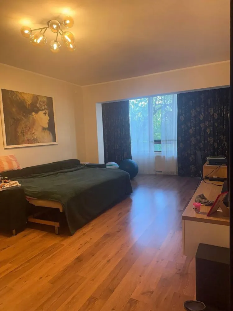 De vanzare apartament 2 camere Complex Vega, 120.000 euro - Vă prezentăm spre vanzare un apartament elegant cu 2 camere, situat în renumitul Complex Vega, pe strada Tecuci, la etajul 1 al unui imobil construit în anul 2009.
Cu o suprafață generoasă de 72 mp, locuința impresionează prin designul modern, finisajele de calitate și atmosfera caldă și primitoare. Apartamentul este complet mobilat și amenajat cu bun gust, fiind pregătit pentru mutare imediată, fără investiții suplimentare.
Compartimentarea este practică și luminoasă, oferind:
- living spațios și elegant;
- dormitor confortabil;
- bucătărie complet mobilată și utilată;
- baie modernă;
- spații bine organizate pentru depozitare.
Situat într-o zonă apreciată, apartamentul beneficiază de acces rapid către punctele de interes ale orașului, magazine, restaurante și mijloace de transport.
Ideal atât pentru locuință personală, cât și pentru investiție premium.
Preț: 116.000 €
Pentru detalii suplimentare și programarea unei vizionări, vă stăm cu drag la dispoziție, 0746.252.252 Liliana, Agentia Mag Invest Galati.