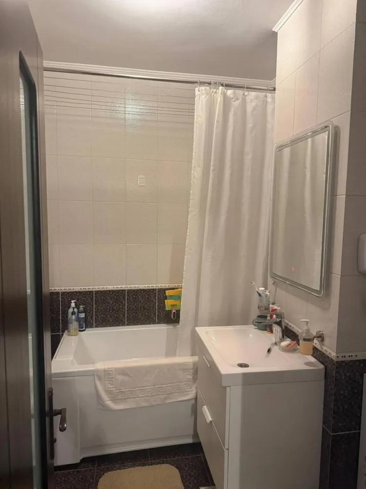 De vanzare apartament 2 camere Complex Vega, 120.000 euro - Vă prezentăm spre vanzare un apartament elegant cu 2 camere, situat în renumitul Complex Vega, pe strada Tecuci, la etajul 1 al unui imobil construit în anul 2009.
Cu o suprafață generoasă de 72 mp, locuința impresionează prin designul modern, finisajele de calitate și atmosfera caldă și primitoare. Apartamentul este complet mobilat și amenajat cu bun gust, fiind pregătit pentru mutare imediată, fără investiții suplimentare.
Compartimentarea este practică și luminoasă, oferind:
- living spațios și elegant;
- dormitor confortabil;
- bucătărie complet mobilată și utilată;
- baie modernă;
- spații bine organizate pentru depozitare.
Situat într-o zonă apreciată, apartamentul beneficiază de acces rapid către punctele de interes ale orașului, magazine, restaurante și mijloace de transport.
Ideal atât pentru locuință personală, cât și pentru investiție premium.
Preț: 116.000 €
Pentru detalii suplimentare și programarea unei vizionări, vă stăm cu drag la dispoziție, 0746.252.252 Liliana, Agentia Mag Invest Galati.