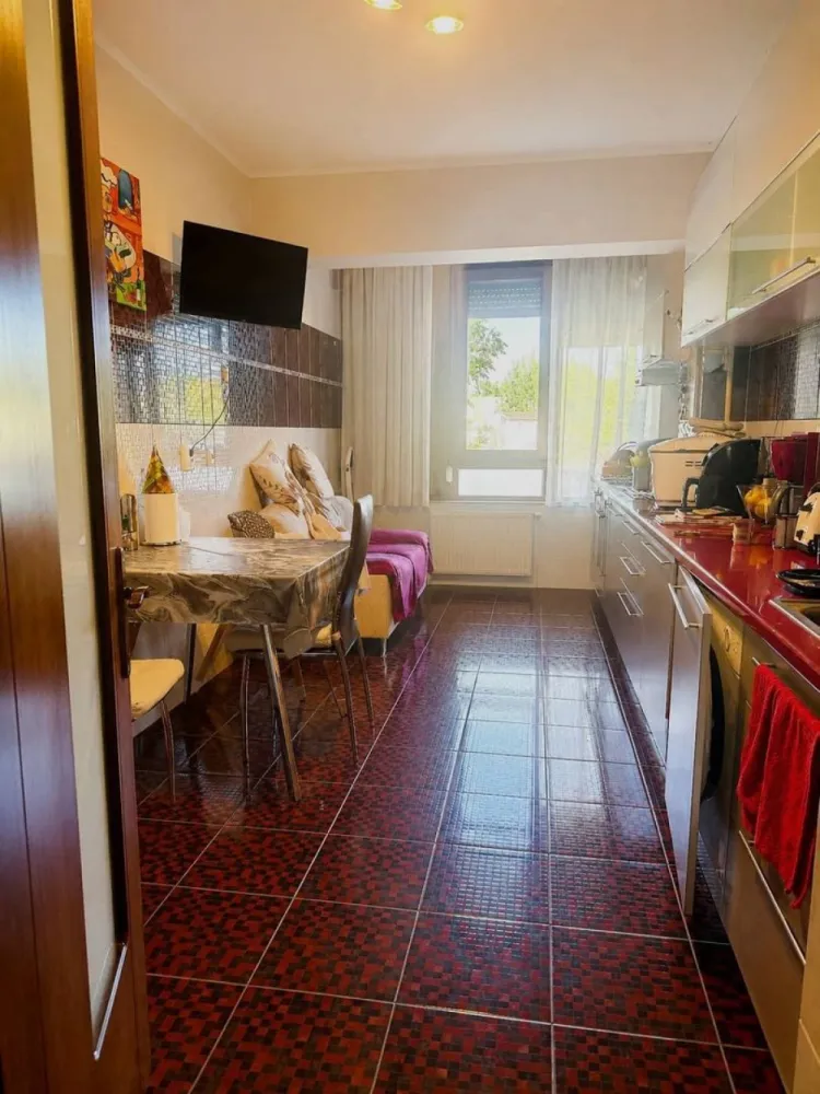De vanzare apartament 2 camere Complex Vega, 120.000 euro - Vă prezentăm spre vanzare un apartament elegant cu 2 camere, situat în renumitul Complex Vega, pe strada Tecuci, la etajul 1 al unui imobil construit în anul 2009.
Cu o suprafață generoasă de 72 mp, locuința impresionează prin designul modern, finisajele de calitate și atmosfera caldă și primitoare. Apartamentul este complet mobilat și amenajat cu bun gust, fiind pregătit pentru mutare imediată, fără investiții suplimentare.
Compartimentarea este practică și luminoasă, oferind:
- living spațios și elegant;
- dormitor confortabil;
- bucătărie complet mobilată și utilată;
- baie modernă;
- spații bine organizate pentru depozitare.
Situat într-o zonă apreciată, apartamentul beneficiază de acces rapid către punctele de interes ale orașului, magazine, restaurante și mijloace de transport.
Ideal atât pentru locuință personală, cât și pentru investiție premium.
Preț: 116.000 €
Pentru detalii suplimentare și programarea unei vizionări, vă stăm cu drag la dispoziție, 0746.252.252 Liliana, Agentia Mag Invest Galati.