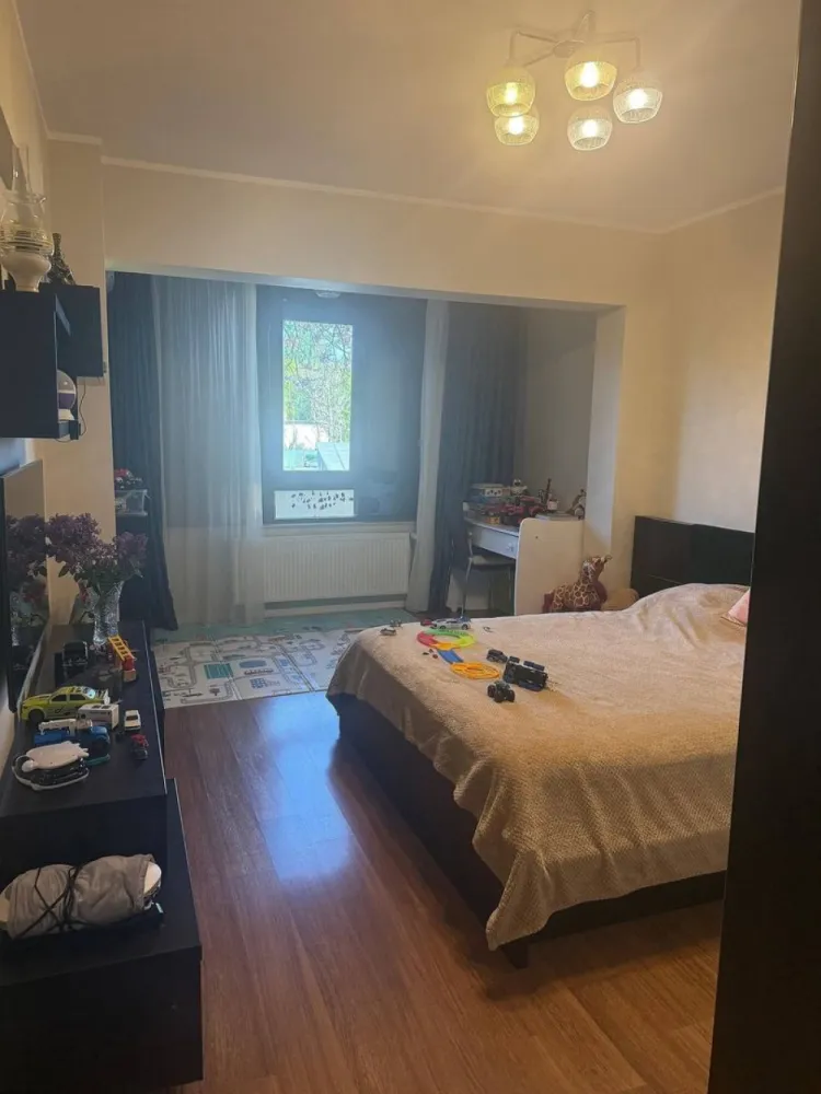 De vanzare apartament 2 camere Complex Vega, 120.000 euro - Vă prezentăm spre vanzare un apartament elegant cu 2 camere, situat în renumitul Complex Vega, pe strada Tecuci, la etajul 1 al unui imobil construit în anul 2009.
Cu o suprafață generoasă de 72 mp, locuința impresionează prin designul modern, finisajele de calitate și atmosfera caldă și primitoare. Apartamentul este complet mobilat și amenajat cu bun gust, fiind pregătit pentru mutare imediată, fără investiții suplimentare.
Compartimentarea este practică și luminoasă, oferind:
- living spațios și elegant;
- dormitor confortabil;
- bucătărie complet mobilată și utilată;
- baie modernă;
- spații bine organizate pentru depozitare.
Situat într-o zonă apreciată, apartamentul beneficiază de acces rapid către punctele de interes ale orașului, magazine, restaurante și mijloace de transport.
Ideal atât pentru locuință personală, cât și pentru investiție premium.
Preț: 116.000 €
Pentru detalii suplimentare și programarea unei vizionări, vă stăm cu drag la dispoziție, 0746.252.252 Liliana, Agentia Mag Invest Galati.