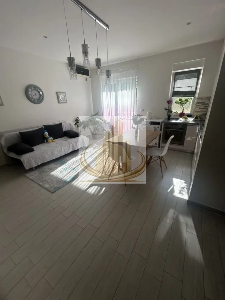 Ap 3 cam, etaj 1 | Dumbravita, zona Kaufland | Ideal pentru Investitie - Echipa Grand Mobilis Imobiliare vă propune spre vânzare un apartament modern cu 3 camere, semidecomandat, situat la etajul 1 al unui imobil amplasat într-o zonă foarte apreciată pentru accesibilitate și facilitățile aflate în imediata apropiere.

Apartamentul dispune de o suprafață totală de 56 mp și se remarcă prin compartimentarea eficientă, spațiile bine organizate și atmosfera primitoare, fiind ideal atât pentru locuit, cât și pentru investiție.

Locuința beneficiază de finisaje moderne și de un ambient plăcut și luminos, oferind confortul necesar pentru un stil de viață practic și relaxat. Compartimentarea este gândită astfel încât fiecare spațiu să fie valorificat eficient, ceea ce transformă apartamentul într-o alegere excelentă pentru o familie, un cuplu sau chiar pentru închiriere.

De asemenea, proprietatea beneficiază și de o cotă parte din spațiul verde al ansamblului rezidențial, un avantaj important pentru familiile cu copii, oferind un loc ideal pentru joacă și petrecerea timpului în aer liber într-un mediu liniștit și sigur.

Unul dintre cele mai importante avantaje ale proprietății îl reprezintă poziționarea excelentă, apartamentul fiind situat la doar câteva minute de mers pe jos de Kaufland și având acces rapid către principalele puncte de interes ale orașului.

În imediata apropiere regăsim:

mijloace de transport în comun;
școală și grădiniță;
supermarketuri și magazine;
restaurante și cafenele;
patiseria Forpin;
săli de fitness și alte facilități urbane.

Datorită poziției excelente, finisajelor moderne și compartimentării eficiente, proprietatea este ideală pentru o familie care își dorește confort și accesibilitate, dar și pentru investiție, apartamentul beneficiind de un randament foarte bun la închiriere datorită cererii ridicate din zonă.

Preț: 130.000 Euro

O proprietate care îmbină perfect confortul unui cămin modern și bine organizat cu avantajele unei locații excelent conectate. 
Pentru mai multe detali sau programarea unei vizionari, echipa Grand Mobilis Imobiliare va sta la dispozitie! 
ID Intern: CP3120755