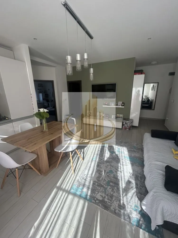 Ap 3 cam, etaj 1 | Dumbravita, zona Kaufland | Ideal pentru Investitie - Echipa Grand Mobilis Imobiliare vă propune spre vânzare un apartament modern cu 3 camere, semidecomandat, situat la etajul 1 al unui imobil amplasat într-o zonă foarte apreciată pentru accesibilitate și facilitățile aflate în imediata apropiere.

Apartamentul dispune de o suprafață totală de 56 mp și se remarcă prin compartimentarea eficientă, spațiile bine organizate și atmosfera primitoare, fiind ideal atât pentru locuit, cât și pentru investiție.

Locuința beneficiază de finisaje moderne și de un ambient plăcut și luminos, oferind confortul necesar pentru un stil de viață practic și relaxat. Compartimentarea este gândită astfel încât fiecare spațiu să fie valorificat eficient, ceea ce transformă apartamentul într-o alegere excelentă pentru o familie, un cuplu sau chiar pentru închiriere.

De asemenea, proprietatea beneficiază și de o cotă parte din spațiul verde al ansamblului rezidențial, un avantaj important pentru familiile cu copii, oferind un loc ideal pentru joacă și petrecerea timpului în aer liber într-un mediu liniștit și sigur.

Unul dintre cele mai importante avantaje ale proprietății îl reprezintă poziționarea excelentă, apartamentul fiind situat la doar câteva minute de mers pe jos de Kaufland și având acces rapid către principalele puncte de interes ale orașului.

În imediata apropiere regăsim:

mijloace de transport în comun;
școală și grădiniță;
supermarketuri și magazine;
restaurante și cafenele;
patiseria Forpin;
săli de fitness și alte facilități urbane.

Datorită poziției excelente, finisajelor moderne și compartimentării eficiente, proprietatea este ideală pentru o familie care își dorește confort și accesibilitate, dar și pentru investiție, apartamentul beneficiind de un randament foarte bun la închiriere datorită cererii ridicate din zonă.

Preț: 130.000 Euro

O proprietate care îmbină perfect confortul unui cămin modern și bine organizat cu avantajele unei locații excelent conectate. 
Pentru mai multe detali sau programarea unei vizionari, echipa Grand Mobilis Imobiliare va sta la dispozitie! 
ID Intern: CP3120755