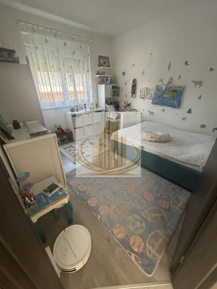 Ap 3 cam, etaj 1 | Dumbravita, zona Kaufland | Ideal pentru Investitie - Echipa Grand Mobilis Imobiliare vă propune spre vânzare un apartament modern cu 3 camere, semidecomandat, situat la etajul 1 al unui imobil amplasat într-o zonă foarte apreciată pentru accesibilitate și facilitățile aflate în imediata apropiere.

Apartamentul dispune de o suprafață totală de 56 mp și se remarcă prin compartimentarea eficientă, spațiile bine organizate și atmosfera primitoare, fiind ideal atât pentru locuit, cât și pentru investiție.

Locuința beneficiază de finisaje moderne și de un ambient plăcut și luminos, oferind confortul necesar pentru un stil de viață practic și relaxat. Compartimentarea este gândită astfel încât fiecare spațiu să fie valorificat eficient, ceea ce transformă apartamentul într-o alegere excelentă pentru o familie, un cuplu sau chiar pentru închiriere.

De asemenea, proprietatea beneficiază și de o cotă parte din spațiul verde al ansamblului rezidențial, un avantaj important pentru familiile cu copii, oferind un loc ideal pentru joacă și petrecerea timpului în aer liber într-un mediu liniștit și sigur.

Unul dintre cele mai importante avantaje ale proprietății îl reprezintă poziționarea excelentă, apartamentul fiind situat la doar câteva minute de mers pe jos de Kaufland și având acces rapid către principalele puncte de interes ale orașului.

În imediata apropiere regăsim:

mijloace de transport în comun;
școală și grădiniță;
supermarketuri și magazine;
restaurante și cafenele;
patiseria Forpin;
săli de fitness și alte facilități urbane.

Datorită poziției excelente, finisajelor moderne și compartimentării eficiente, proprietatea este ideală pentru o familie care își dorește confort și accesibilitate, dar și pentru investiție, apartamentul beneficiind de un randament foarte bun la închiriere datorită cererii ridicate din zonă.

Preț: 130.000 Euro

O proprietate care îmbină perfect confortul unui cămin modern și bine organizat cu avantajele unei locații excelent conectate. 
Pentru mai multe detali sau programarea unei vizionari, echipa Grand Mobilis Imobiliare va sta la dispozitie! 
ID Intern: CP3120755