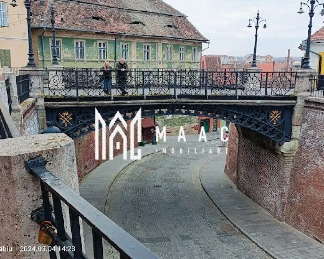 Garsonieră | 30Mp | Piața Mică - MAAC Imobiliare vă propune spre vânzare o garsonieră cochetă situată ultracentral, în inima orașului Sibiu, în zona Piața Mică.

Cu o suprafață utilă de aproximativ 30 mp, locuința este amplasată la parterul unui unui imobil istoric, oferind acces facil și un plus de confort. Garsoniera este complet mobilată și utilată, fiind pregătită pentru mutare imediată sau exploatare în regim de închiriere.

Compartimentarea este practică și eficientă:

* cameră luminoasă și primitoare
* bucătărie complet echipată
* baie proprie modernă

Poziționarea este un real avantaj, fiind chiar în centrul orașului, în apropierea celor mai importante atracții turistice, restaurante, cafenele și zone de interes.

Datorită amplasării premium, proprietatea reprezintă o oportunitate excelentă atât pentru locuință personală, cât și pentru investiție în regim hotelier sau Airbnb.

Pentru mai multe detalii sau pentru a programa o vizionare, vă rugăm să ne contactați specificând ID