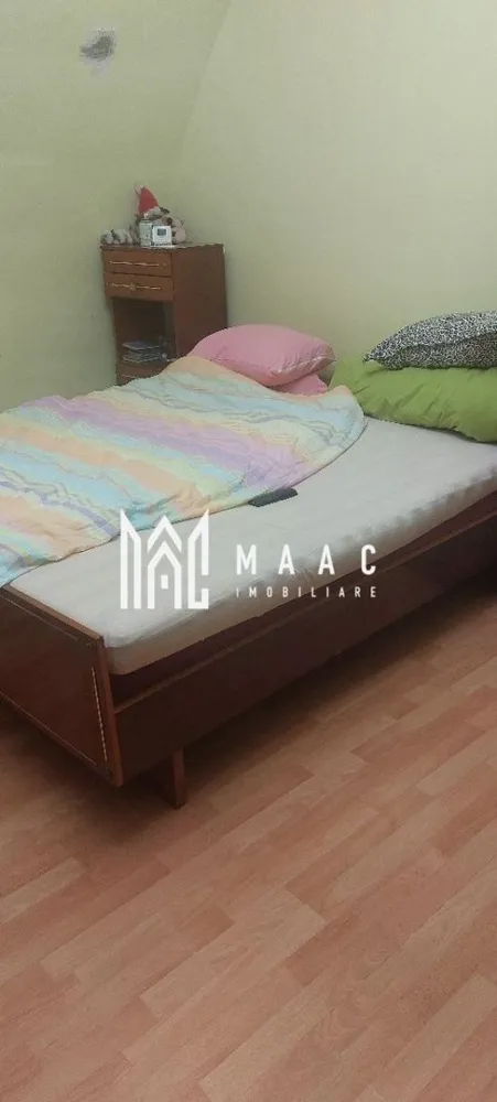 Garsonieră | 30Mp | Piața Mică - MAAC Imobiliare vă propune spre vânzare o garsonieră cochetă situată ultracentral, în inima orașului Sibiu, în zona Piața Mică.

Cu o suprafață utilă de aproximativ 30 mp, locuința este amplasată la parterul unui unui imobil istoric, oferind acces facil și un plus de confort. Garsoniera este complet mobilată și utilată, fiind pregătită pentru mutare imediată sau exploatare în regim de închiriere.

Compartimentarea este practică și eficientă:

* cameră luminoasă și primitoare
* bucătărie complet echipată
* baie proprie modernă

Poziționarea este un real avantaj, fiind chiar în centrul orașului, în apropierea celor mai importante atracții turistice, restaurante, cafenele și zone de interes.

Datorită amplasării premium, proprietatea reprezintă o oportunitate excelentă atât pentru locuință personală, cât și pentru investiție în regim hotelier sau Airbnb.

Pentru mai multe detalii sau pentru a programa o vizionare, vă rugăm să ne contactați specificând ID