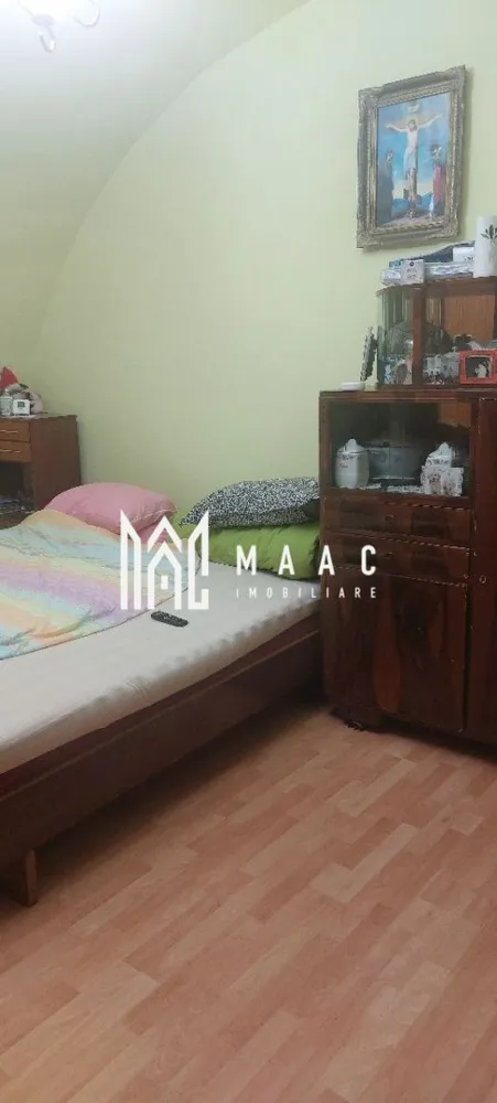Garsonieră | 30Mp | Piața Mică - MAAC Imobiliare vă propune spre vânzare o garsonieră cochetă situată ultracentral, în inima orașului Sibiu, în zona Piața Mică.

Cu o suprafață utilă de aproximativ 30 mp, locuința este amplasată la parterul unui unui imobil istoric, oferind acces facil și un plus de confort. Garsoniera este complet mobilată și utilată, fiind pregătită pentru mutare imediată sau exploatare în regim de închiriere.

Compartimentarea este practică și eficientă:

* cameră luminoasă și primitoare
* bucătărie complet echipată
* baie proprie modernă

Poziționarea este un real avantaj, fiind chiar în centrul orașului, în apropierea celor mai importante atracții turistice, restaurante, cafenele și zone de interes.

Datorită amplasării premium, proprietatea reprezintă o oportunitate excelentă atât pentru locuință personală, cât și pentru investiție în regim hotelier sau Airbnb.

Pentru mai multe detalii sau pentru a programa o vizionare, vă rugăm să ne contactați specificând ID