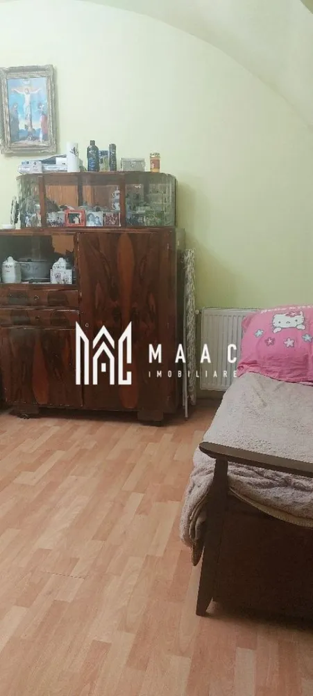 Garsonieră | 30Mp | Piața Mică - MAAC Imobiliare vă propune spre vânzare o garsonieră cochetă situată ultracentral, în inima orașului Sibiu, în zona Piața Mică.

Cu o suprafață utilă de aproximativ 30 mp, locuința este amplasată la parterul unui unui imobil istoric, oferind acces facil și un plus de confort. Garsoniera este complet mobilată și utilată, fiind pregătită pentru mutare imediată sau exploatare în regim de închiriere.

Compartimentarea este practică și eficientă:

* cameră luminoasă și primitoare
* bucătărie complet echipată
* baie proprie modernă

Poziționarea este un real avantaj, fiind chiar în centrul orașului, în apropierea celor mai importante atracții turistice, restaurante, cafenele și zone de interes.

Datorită amplasării premium, proprietatea reprezintă o oportunitate excelentă atât pentru locuință personală, cât și pentru investiție în regim hotelier sau Airbnb.

Pentru mai multe detalii sau pentru a programa o vizionare, vă rugăm să ne contactați specificând ID