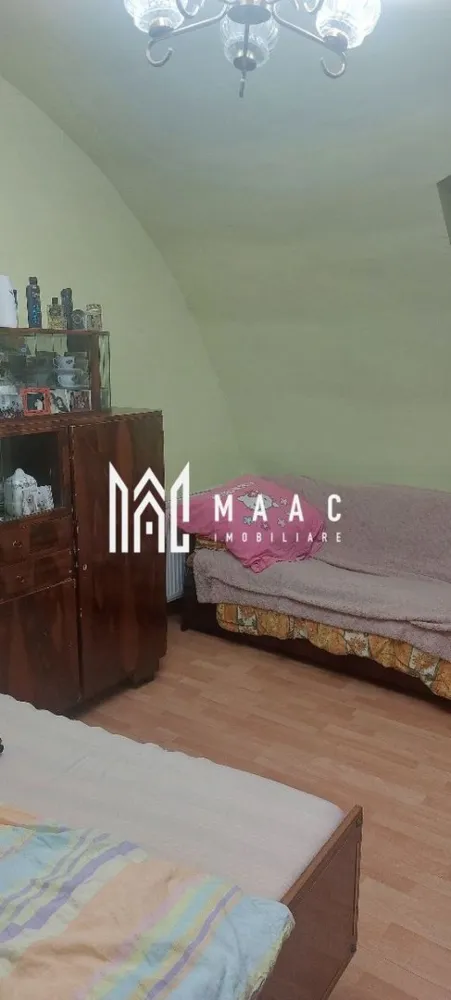 Garsonieră | 30Mp | Piața Mică - MAAC Imobiliare vă propune spre vânzare o garsonieră cochetă situată ultracentral, în inima orașului Sibiu, în zona Piața Mică.

Cu o suprafață utilă de aproximativ 30 mp, locuința este amplasată la parterul unui unui imobil istoric, oferind acces facil și un plus de confort. Garsoniera este complet mobilată și utilată, fiind pregătită pentru mutare imediată sau exploatare în regim de închiriere.

Compartimentarea este practică și eficientă:

* cameră luminoasă și primitoare
* bucătărie complet echipată
* baie proprie modernă

Poziționarea este un real avantaj, fiind chiar în centrul orașului, în apropierea celor mai importante atracții turistice, restaurante, cafenele și zone de interes.

Datorită amplasării premium, proprietatea reprezintă o oportunitate excelentă atât pentru locuință personală, cât și pentru investiție în regim hotelier sau Airbnb.

Pentru mai multe detalii sau pentru a programa o vizionare, vă rugăm să ne contactați specificând ID