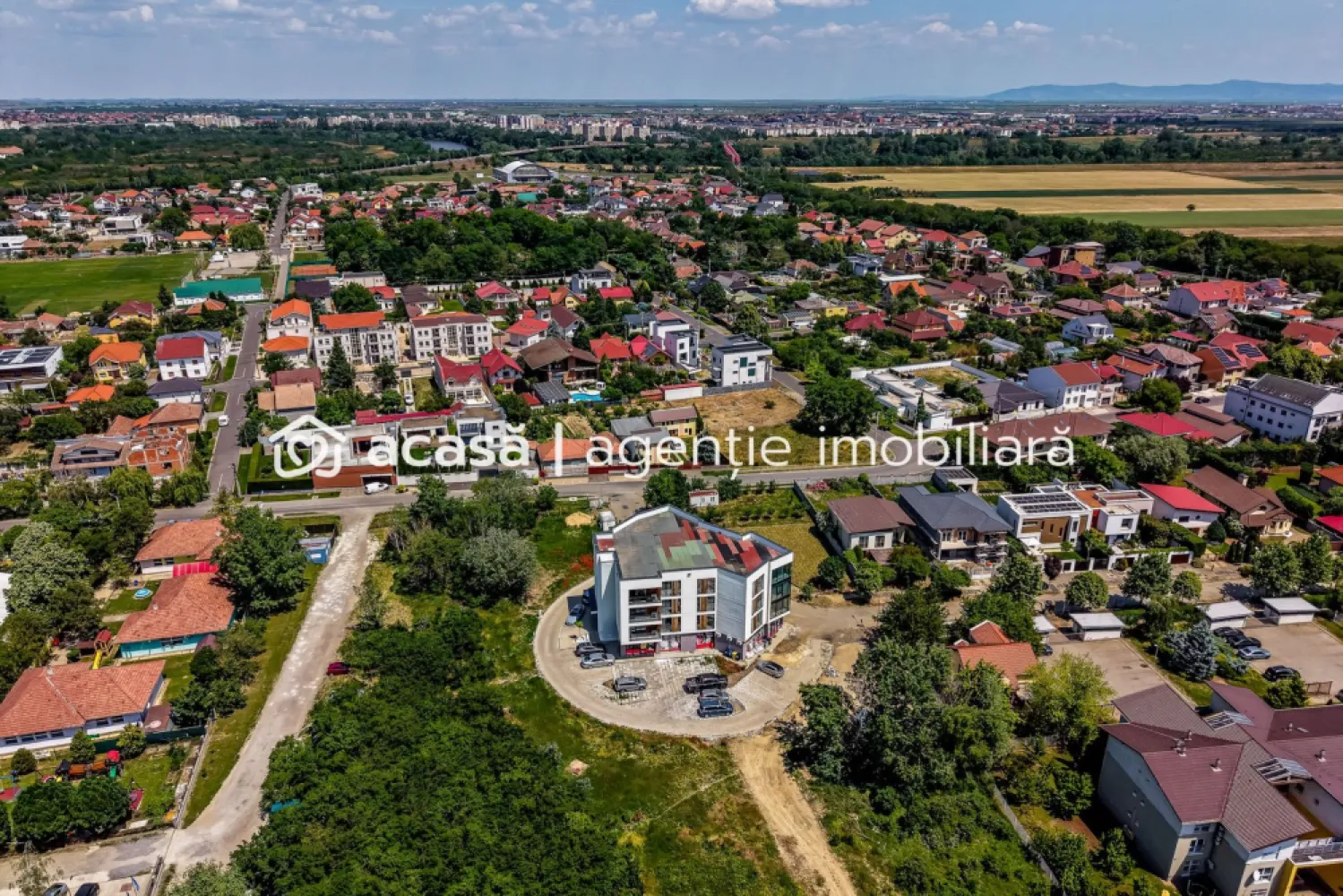Apartament cu 2 camere, bloc nou, Subcetate, Arad - Subcetate | bloc nou | 2 camere | etaj 3/3 | lift | 65 mp utili | parcare | direct de la dezvoltator

Dacă vrei un apartament într-un bloc nou, într-o zonă liniștită, proprietatea aceasta din Subcetate e o opțiune practică, mai ales pentru cine vrea să evite „surprizele” unei locuințe vechi. Apartamentul este la etajul 3 din 3, într-un imobil cu lift, și are 65 mp utili, cu spațiu suficient pentru un stil de viață confortabil.

Achiziția se face direct de la dezvoltator și ai loc de parcare inclus. 

Apartamentul poate fi preluat în stadiul actual, adică cu centrală proprie, aer condiționat și încălzire în pardoseală, iar dacă îți dorești, se poate finisa contra-cost, astfel încât să intri într-o locuință „la cheie”, fără să gestionezi tu șantierul.

Prețul este de 118.000 EURO + TVA. Fără comision pentru cumpărător!

Pentru mai multe detalii sau programarea unei vizionări, sună-mă acum!

Sunt Mihai Molnar, consultantul tău imobiliar, și aștept apelul sau mesajul tău la numărul de telefon: 0761 899 230.

Dacă nu ai suficienți bani, oferim și consultanță financiară gratuită!
