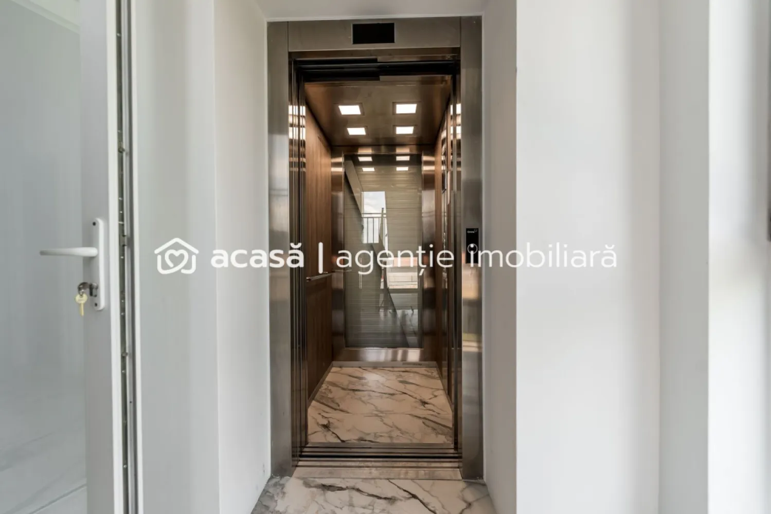 Apartament cu 2 camere, bloc nou, Subcetate, Arad - Subcetate | bloc nou | 2 camere | etaj 3/3 | lift | 65 mp utili | parcare | direct de la dezvoltator

Dacă vrei un apartament într-un bloc nou, într-o zonă liniștită, proprietatea aceasta din Subcetate e o opțiune practică, mai ales pentru cine vrea să evite „surprizele” unei locuințe vechi. Apartamentul este la etajul 3 din 3, într-un imobil cu lift, și are 65 mp utili, cu spațiu suficient pentru un stil de viață confortabil.

Achiziția se face direct de la dezvoltator și ai loc de parcare inclus. 

Apartamentul poate fi preluat în stadiul actual, adică cu centrală proprie, aer condiționat și încălzire în pardoseală, iar dacă îți dorești, se poate finisa contra-cost, astfel încât să intri într-o locuință „la cheie”, fără să gestionezi tu șantierul.

Prețul este de 118.000 EURO + TVA. Fără comision pentru cumpărător!

Pentru mai multe detalii sau programarea unei vizionări, sună-mă acum!

Sunt Mihai Molnar, consultantul tău imobiliar, și aștept apelul sau mesajul tău la numărul de telefon: 0761 899 230.

Dacă nu ai suficienți bani, oferim și consultanță financiară gratuită!