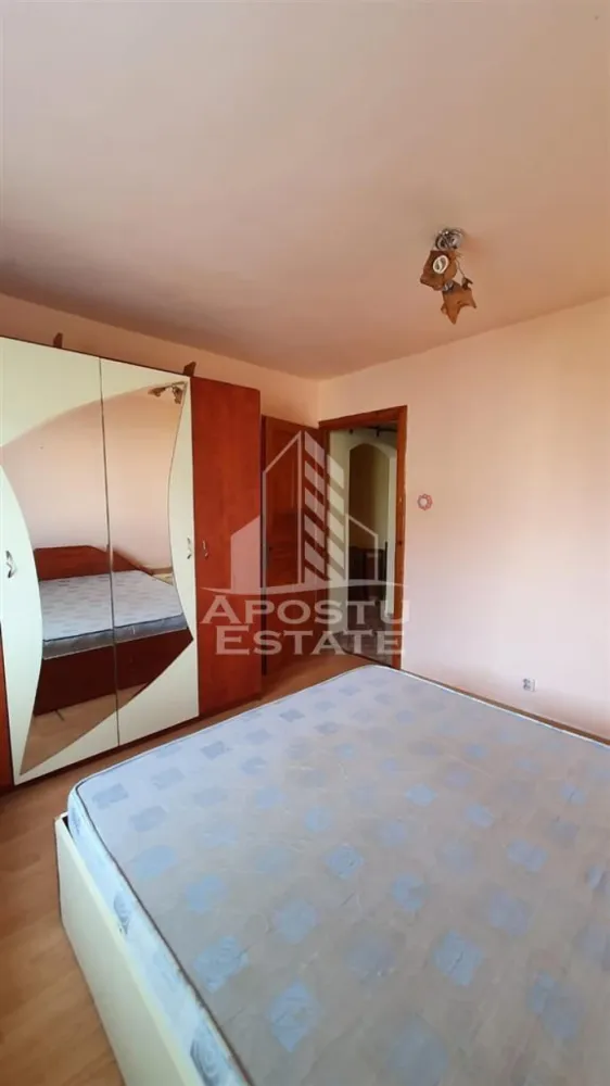 Apartament cu 3 camere, decomandat, etaj intermediar, Freidorf - APOSTU ESTATE va propune spre vanzare un apartament cu 3 camere decomandat complet mobilat si utilat situat in Freidorf in imediata apropriere de Parcul Petofi.
In apropiere avem magazine si supermarket-uri precum LIDl Carrefour scoala la 2 minute de mers pe jos acces facil la mijlloace de transport in comun.
Apartamentul se inchireaza complet mobilat si utilat.
Imobilul este situat la etaju 3 din 4 si are 70 mp utili.
Compartimentare:
- hol acces.
- bucatarie.
- living.
- 2 dormitoare.
- baie cu cada
Detalii:
- centrala proprie.
- electrocasnice:frigider plita pe gaz cuptor electric masina de spalat rufe.
- in imediata apropriere se regasesc locuri de parcare in strada.
In apropiere avem magazine si supermarket-uri precum LIDl Carrefour scoala la 2 minute de mers pe jos acces facil la mijlloace de transport in comun.

Utilitati complete: curent apa de la retea canalizare gaz internet prin fibra optica cablu Tv.
Pentru mai multe detalii nu ezitati sa ne contactati!
Va asteptam cu drag la o vizionare chiar astazi!
CP2884240