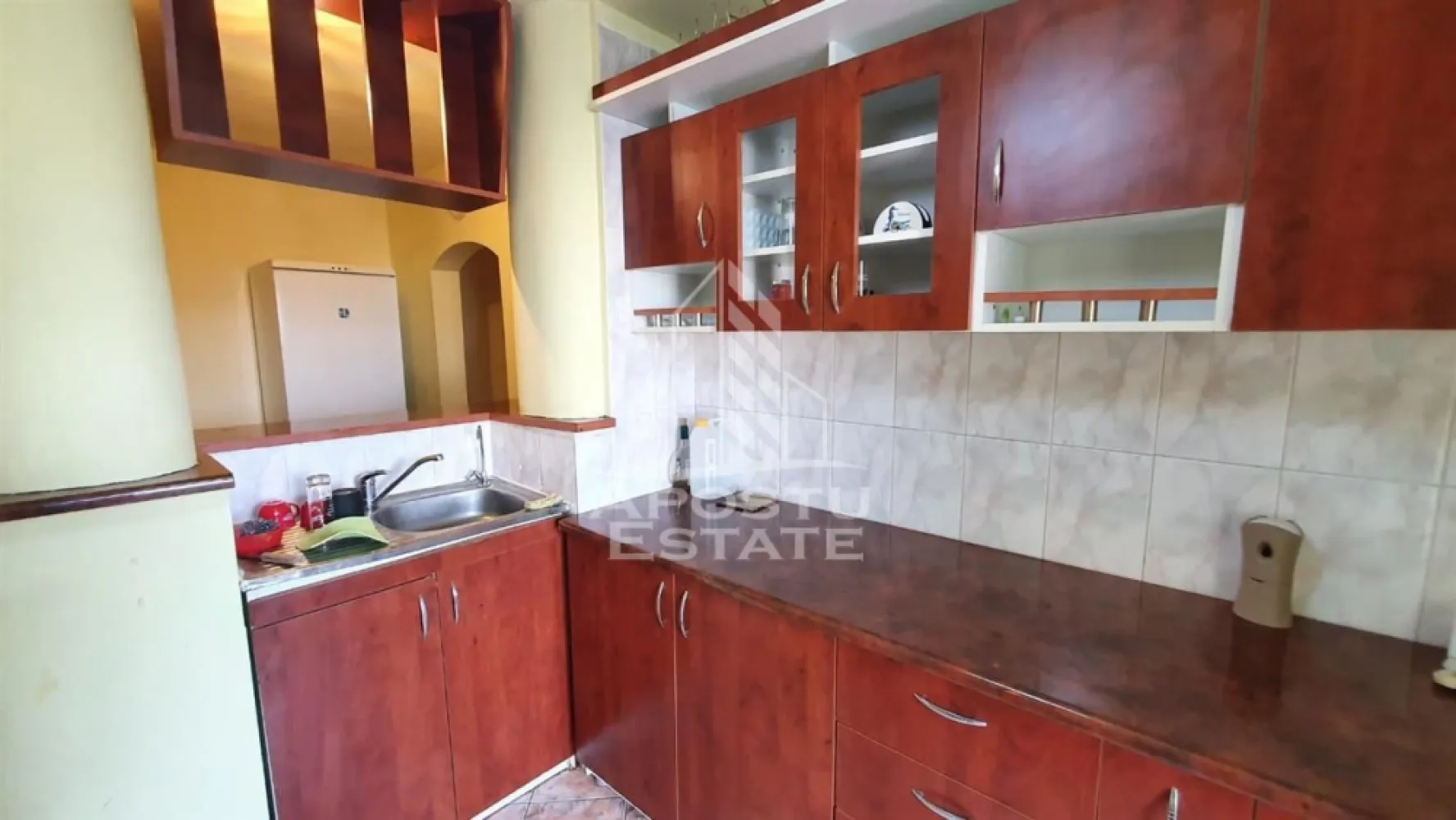 Apartament cu 3 camere, decomandat, etaj intermediar, Freidorf - APOSTU ESTATE va propune spre vanzare un apartament cu 3 camere decomandat complet mobilat si utilat situat in Freidorf in imediata apropriere de Parcul Petofi.
In apropiere avem magazine si supermarket-uri precum LIDl Carrefour scoala la 2 minute de mers pe jos acces facil la mijlloace de transport in comun.
Apartamentul se inchireaza complet mobilat si utilat.
Imobilul este situat la etaju 3 din 4 si are 70 mp utili.
Compartimentare:
- hol acces.
- bucatarie.
- living.
- 2 dormitoare.
- baie cu cada
Detalii:
- centrala proprie.
- electrocasnice:frigider plita pe gaz cuptor electric masina de spalat rufe.
- in imediata apropriere se regasesc locuri de parcare in strada.
In apropiere avem magazine si supermarket-uri precum LIDl Carrefour scoala la 2 minute de mers pe jos acces facil la mijlloace de transport in comun.

Utilitati complete: curent apa de la retea canalizare gaz internet prin fibra optica cablu Tv.
Pentru mai multe detalii nu ezitati sa ne contactati!
Va asteptam cu drag la o vizionare chiar astazi!
CP2884240
